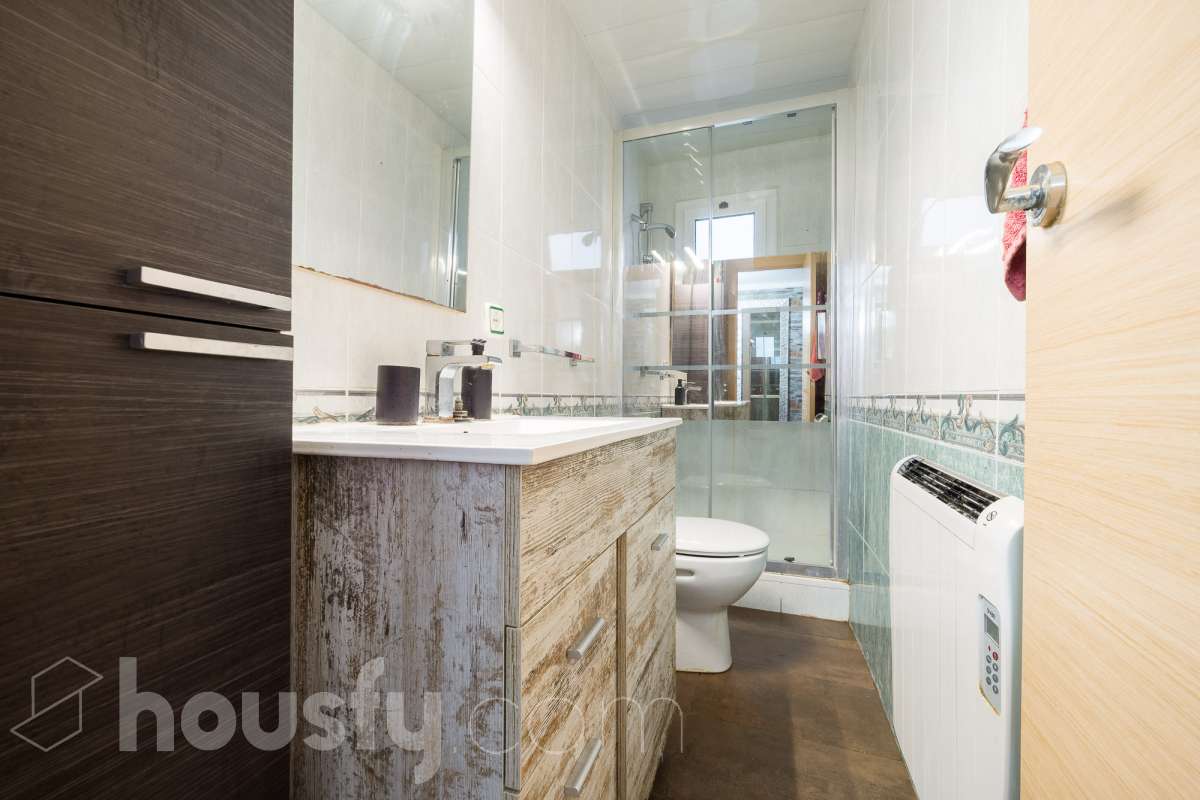 Housfy vende 🏡 luminoso piso ubicado en L'Hospitalet de Llobregat, el cuál consta de 65 metros útiles (verificados con la Dirección General de Catastro). Construido en el año: 1952. Distribución de estancias -Salón-comedor -3 Dormitorios (antes 2) -1 Baño -Cocina equipada Características específicas -Aire acondicionado -Calefacción -Terraza (ahora dormitorio) -Cédula de habitabilidad Zona y entorno Respecto a la ubicación, se sitúa en L'Hospitalet de Llobregat, municipio de Barcelona. Esta propiedad se encuentra cerca de transporte público, colegios, supermercados y farmacias. Aviso legal El precio de venta no incluye gastos de la compraventa como notaría, registro, impuestos, ni tampoco honorarios agencia. Esta publicación no es vinculante. Consulta siempre la nota simple con Housfy antes de formalizar la compraventa. Sobre nosotros Housfy es la plataforma integral de servicios inmobiliarios. Nuestra combinación de expertos y tecnología pone al alcance de todo el mundo servicios cómodos, claros y seguros. AICAT número: 7922. Nos encargamos de la gestión y asesoramiento de la compra. ¡Olvídate de todo! Hacemos los trámites por ti. Y, si además necesitas financiación, ponemos a tu disposición un bróker hipotecario para ayudarte a conseguir las mejores condiciones para tu perfil económico. ¿Quieres visitarla? Contacta con Housfy y agenda tu visita sin compromiso. Más información en: housfy.com-16