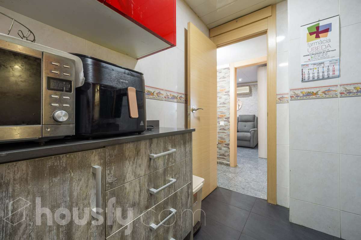 Housfy vende 🏡 luminoso piso ubicado en L'Hospitalet de Llobregat, el cuál consta de 65 metros útiles (verificados con la Dirección General de Catastro). Construido en el año: 1952. Distribución de estancias -Salón-comedor -3 Dormitorios (antes 2) -1 Baño -Cocina equipada Características específicas -Aire acondicionado -Calefacción -Terraza (ahora dormitorio) -Cédula de habitabilidad Zona y entorno Respecto a la ubicación, se sitúa en L'Hospitalet de Llobregat, municipio de Barcelona. Esta propiedad se encuentra cerca de transporte público, colegios, supermercados y farmacias. Aviso legal El precio de venta no incluye gastos de la compraventa como notaría, registro, impuestos, ni tampoco honorarios agencia. Esta publicación no es vinculante. Consulta siempre la nota simple con Housfy antes de formalizar la compraventa. Sobre nosotros Housfy es la plataforma integral de servicios inmobiliarios. Nuestra combinación de expertos y tecnología pone al alcance de todo el mundo servicios cómodos, claros y seguros. AICAT número: 7922. Nos encargamos de la gestión y asesoramiento de la compra. ¡Olvídate de todo! Hacemos los trámites por ti. Y, si además necesitas financiación, ponemos a tu disposición un bróker hipotecario para ayudarte a conseguir las mejores condiciones para tu perfil económico. ¿Quieres visitarla? Contacta con Housfy y agenda tu visita sin compromiso. Más información en: housfy.com-15