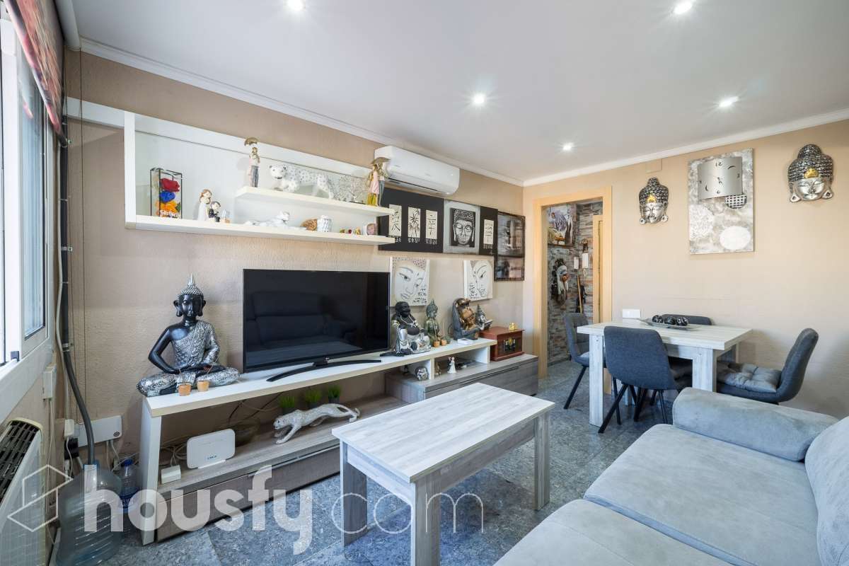 Housfy vende 🏡 luminoso piso ubicado en L'Hospitalet de Llobregat, el cuál consta de 65 metros útiles (verificados con la Dirección General de Catastro). Construido en el año: 1952. Distribución de estancias -Salón-comedor -3 Dormitorios (antes 2) -1 Baño -Cocina equipada Características específicas -Aire acondicionado -Calefacción -Terraza (ahora dormitorio) -Cédula de habitabilidad Zona y entorno Respecto a la ubicación, se sitúa en L'Hospitalet de Llobregat, municipio de Barcelona. Esta propiedad se encuentra cerca de transporte público, colegios, supermercados y farmacias. Aviso legal El precio de venta no incluye gastos de la compraventa como notaría, registro, impuestos, ni tampoco honorarios agencia. Esta publicación no es vinculante. Consulta siempre la nota simple con Housfy antes de formalizar la compraventa. Sobre nosotros Housfy es la plataforma integral de servicios inmobiliarios. Nuestra combinación de expertos y tecnología pone al alcance de todo el mundo servicios cómodos, claros y seguros. AICAT número: 7922. Nos encargamos de la gestión y asesoramiento de la compra. ¡Olvídate de todo! Hacemos los trámites por ti. Y, si además necesitas financiación, ponemos a tu disposición un bróker hipotecario para ayudarte a conseguir las mejores condiciones para tu perfil económico. ¿Quieres visitarla? Contacta con Housfy y agenda tu visita sin compromiso. Más información en: housfy.com-2