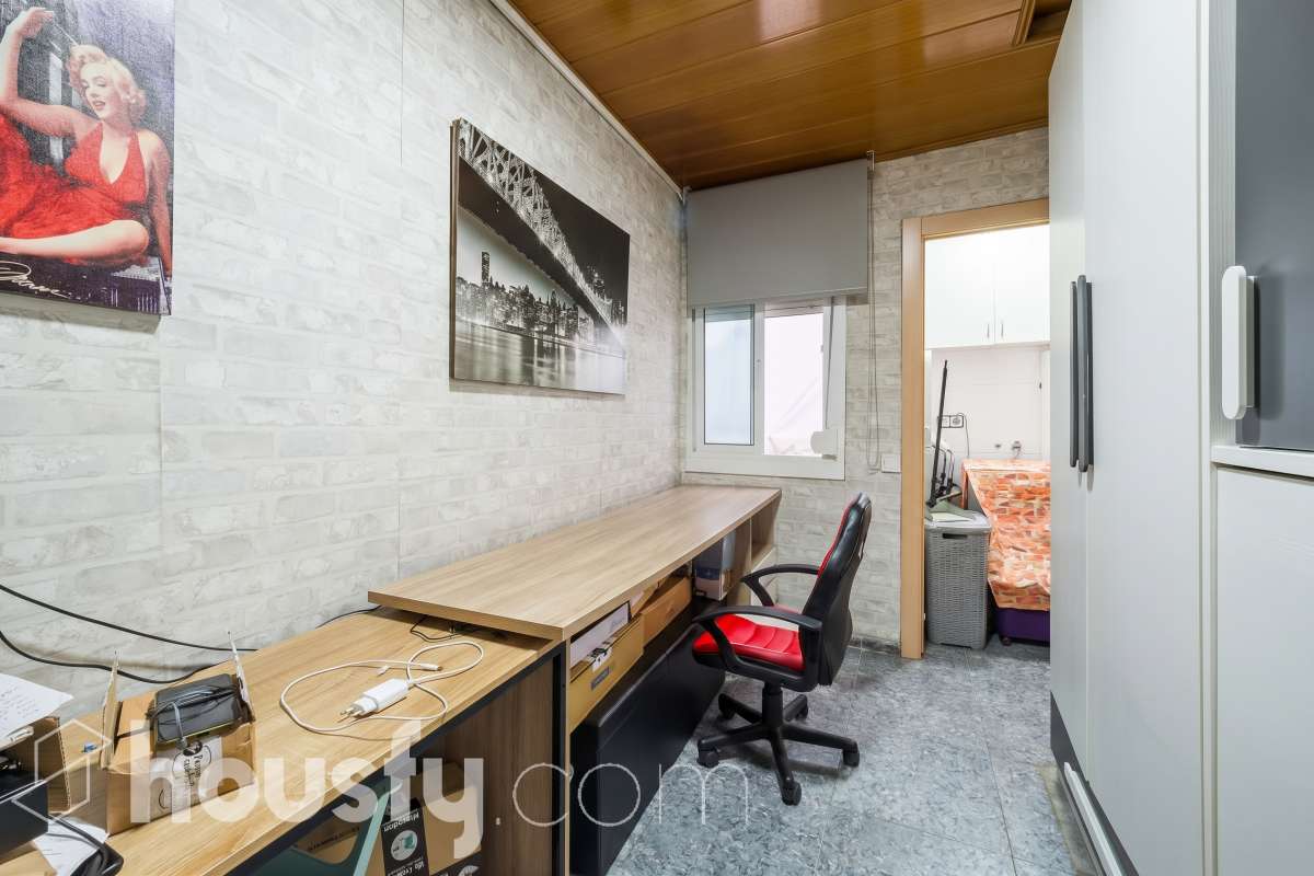 Housfy vende 🏡 luminoso piso ubicado en L'Hospitalet de Llobregat, el cuál consta de 65 metros útiles (verificados con la Dirección General de Catastro). Construido en el año: 1952. Distribución de estancias -Salón-comedor -3 Dormitorios (antes 2) -1 Baño -Cocina equipada Características específicas -Aire acondicionado -Calefacción -Terraza (ahora dormitorio) -Cédula de habitabilidad Zona y entorno Respecto a la ubicación, se sitúa en L'Hospitalet de Llobregat, municipio de Barcelona. Esta propiedad se encuentra cerca de transporte público, colegios, supermercados y farmacias. Aviso legal El precio de venta no incluye gastos de la compraventa como notaría, registro, impuestos, ni tampoco honorarios agencia. Esta publicación no es vinculante. Consulta siempre la nota simple con Housfy antes de formalizar la compraventa. Sobre nosotros Housfy es la plataforma integral de servicios inmobiliarios. Nuestra combinación de expertos y tecnología pone al alcance de todo el mundo servicios cómodos, claros y seguros. AICAT número: 7922. Nos encargamos de la gestión y asesoramiento de la compra. ¡Olvídate de todo! Hacemos los trámites por ti. Y, si además necesitas financiación, ponemos a tu disposición un bróker hipotecario para ayudarte a conseguir las mejores condiciones para tu perfil económico. ¿Quieres visitarla? Contacta con Housfy y agenda tu visita sin compromiso. Más información en: housfy.com-10