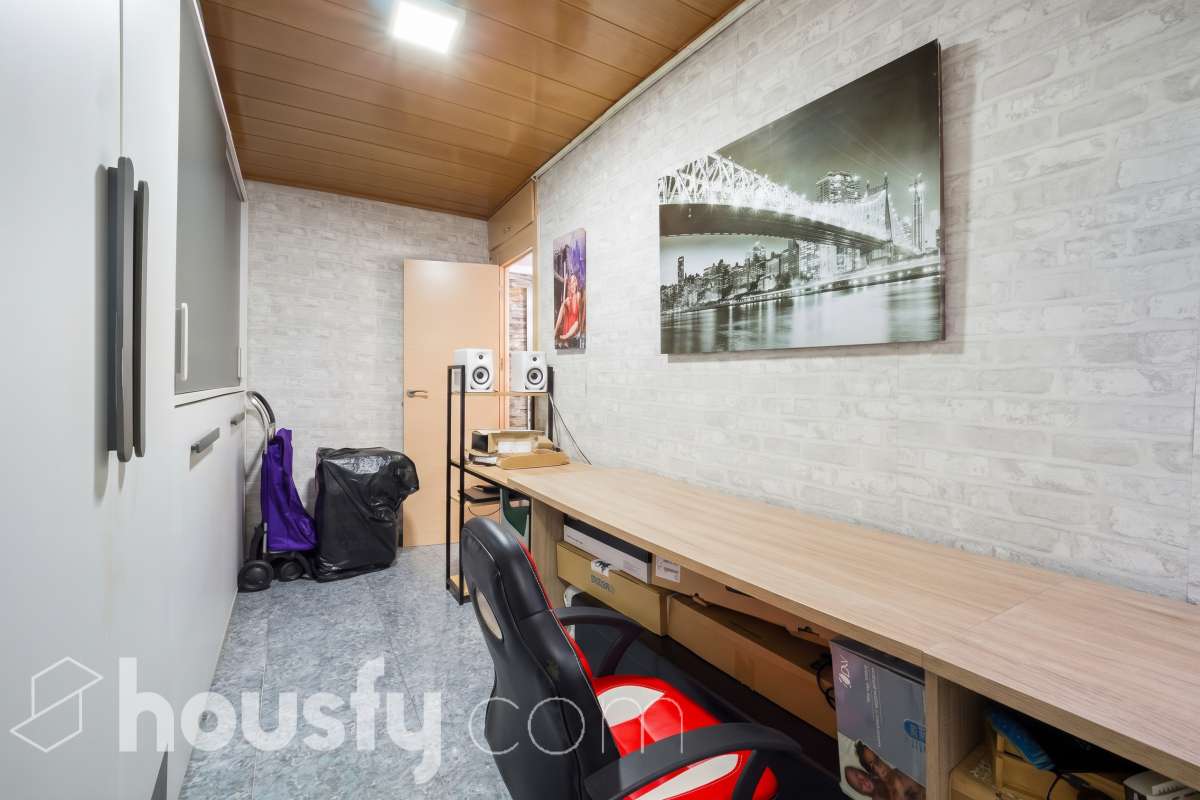 Housfy vende 🏡 luminoso piso ubicado en L'Hospitalet de Llobregat, el cuál consta de 65 metros útiles (verificados con la Dirección General de Catastro). Construido en el año: 1952. Distribución de estancias -Salón-comedor -3 Dormitorios (antes 2) -1 Baño -Cocina equipada Características específicas -Aire acondicionado -Calefacción -Terraza (ahora dormitorio) -Cédula de habitabilidad Zona y entorno Respecto a la ubicación, se sitúa en L'Hospitalet de Llobregat, municipio de Barcelona. Esta propiedad se encuentra cerca de transporte público, colegios, supermercados y farmacias. Aviso legal El precio de venta no incluye gastos de la compraventa como notaría, registro, impuestos, ni tampoco honorarios agencia. Esta publicación no es vinculante. Consulta siempre la nota simple con Housfy antes de formalizar la compraventa. Sobre nosotros Housfy es la plataforma integral de servicios inmobiliarios. Nuestra combinación de expertos y tecnología pone al alcance de todo el mundo servicios cómodos, claros y seguros. AICAT número: 7922. Nos encargamos de la gestión y asesoramiento de la compra. ¡Olvídate de todo! Hacemos los trámites por ti. Y, si además necesitas financiación, ponemos a tu disposición un bróker hipotecario para ayudarte a conseguir las mejores condiciones para tu perfil económico. ¿Quieres visitarla? Contacta con Housfy y agenda tu visita sin compromiso. Más información en: housfy.com-11