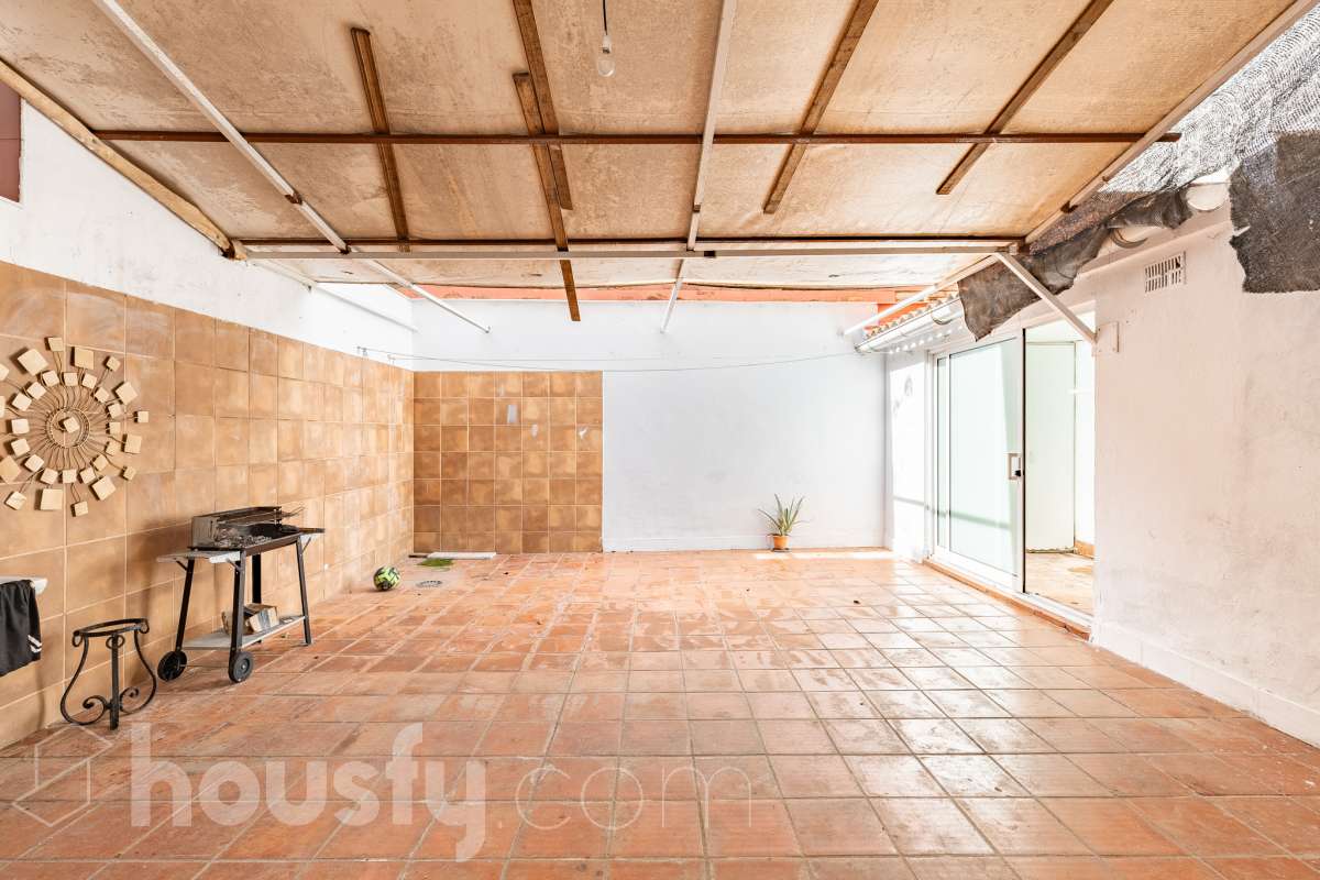¡Planta baja con gran terraza de 40 m² y luz todo el día en Les Arenes!-3