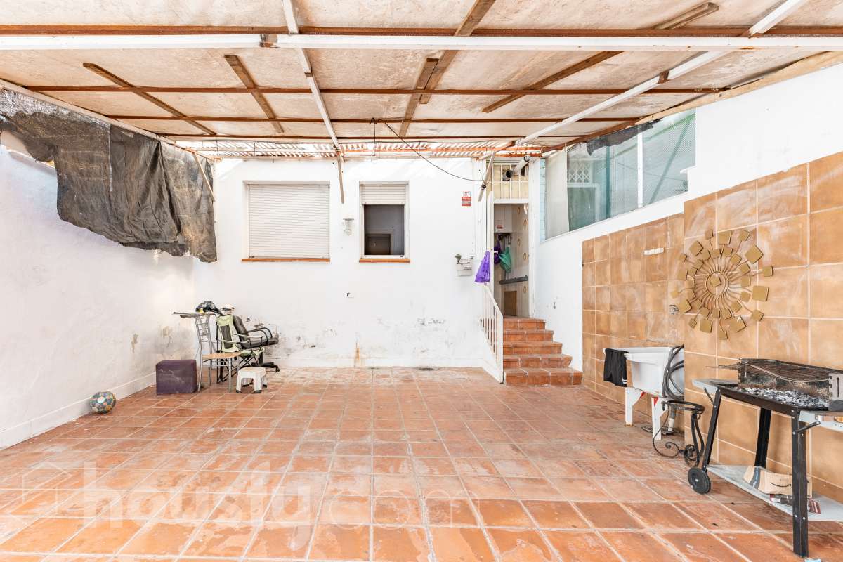 ¡Planta baja con gran terraza de 40 m² y luz todo el día en Les Arenes!-2