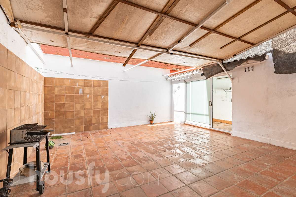 ¡Planta baja con gran terraza de 40 m² y luz todo el día en Les Arenes!