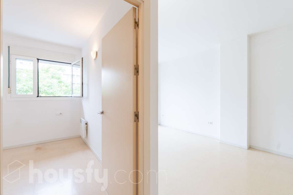 Housfy vende PISO CON TERRAZA, PARKING Y TRASTERO EN LA RAMBLA DE SANT JORDI, VILANOVA I LA GELTRÚ ¡Vive con comodidad en una de las zonas más prácticas de Vilanova i la Geltrú! Te presentamos este acogedor piso situado en la Rambla de Sant Jordi, en una finca del año 2009 con ascensor, que destaca por su buena distribución y sus excelentes complementos. La vivienda dispone de dos habitaciones, un baño completo con plato de ducha, zona de lavadero independiente y una agradable terraza orientada al oeste, con vistas y salida directa hacia la Rambla, ideal para disfrutar de la luz de la tarde y de un espacio exterior en tu día a día. Además, incluye plaza de parking y trastero, dos comodidades que aportan un valor añadido y facilitan enormemente el día a día. Ubicado en una finca moderna con ascensor, este piso es una excelente oportunidad tanto para quienes buscan su primera vivienda como para quienes desean invertir en una propiedad en Vilanova i la Geltrú. ¡No dejes escapar esta oportunidad! Contacta con nosotros para más información o para concertar una visita. Aviso legal El precio de venta no incluye gastos de la compraventa como notaría, registro, impuestos, ni tampoco honorarios agencia. Esta publicación no es vinculante. Consulta siempre la nota simple con Housfy antes de formalizar la compraventa. Sobre nosotros Housfy es la plataforma integral de servicios inmobiliarios. Nuestra combinación de expertos y tecnología pone al alcance de todo el mundo servicios cómodos, claros y seguros. AICAT número: 7922. Nos encargamos de la gestión y asesoramiento de la compra. ¡Olvídate de todo! Hacemos los trámites por ti. Y, si además necesitas financiación, ponemos a tu disposición un bróker hipotecario para ayudarte a conseguir las mejores condiciones para tu perfil económico. ¿Quieres visitarla? Contacta con Housfy y agenda tu visita sin compromiso. Más información en: housfy.com En cumplimiento de la Ley 8/2026 en Cataluña, el certificado de presencia o ausencia de amianto se encuentra en proceso de tramitación.-21