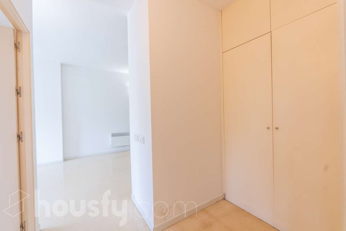 Housfy vende PISO CON TERRAZA, PARKING Y TRASTERO EN LA RAMBLA DE SANT JORDI, VILANOVA I LA GELTRÚ ¡Vive con comodidad en una de las zonas más prácticas de Vilanova i la Geltrú! Te presentamos este acogedor piso situado en la Rambla de Sant Jordi, en una finca del año 2009 con ascensor, que destaca por su buena distribución y sus excelentes complementos. La vivienda dispone de dos habitaciones, un baño completo con plato de ducha, zona de lavadero independiente y una agradable terraza orientada al oeste, con vistas y salida directa hacia la Rambla, ideal para disfrutar de la luz de la tarde y de un espacio exterior en tu día a día. Además, incluye plaza de parking y trastero, dos comodidades que aportan un valor añadido y facilitan enormemente el día a día. Ubicado en una finca moderna con ascensor, este piso es una excelente oportunidad tanto para quienes buscan su primera vivienda como para quienes desean invertir en una propiedad en Vilanova i la Geltrú. ¡No dejes escapar esta oportunidad! Contacta con nosotros para más información o para concertar una visita. Aviso legal El precio de venta no incluye gastos de la compraventa como notaría, registro, impuestos, ni tampoco honorarios agencia. Esta publicación no es vinculante. Consulta siempre la nota simple con Housfy antes de formalizar la compraventa. Sobre nosotros Housfy es la plataforma integral de servicios inmobiliarios. Nuestra combinación de expertos y tecnología pone al alcance de todo el mundo servicios cómodos, claros y seguros. AICAT número: 7922. Nos encargamos de la gestión y asesoramiento de la compra. ¡Olvídate de todo! Hacemos los trámites por ti. Y, si además necesitas financiación, ponemos a tu disposición un bróker hipotecario para ayudarte a conseguir las mejores condiciones para tu perfil económico. ¿Quieres visitarla? Contacta con Housfy y agenda tu visita sin compromiso. Más información en: housfy.com En cumplimiento de la Ley 8/2026 en Cataluña, el certificado de presencia o ausencia de amianto se encuentra en proceso de tramitación.-23
