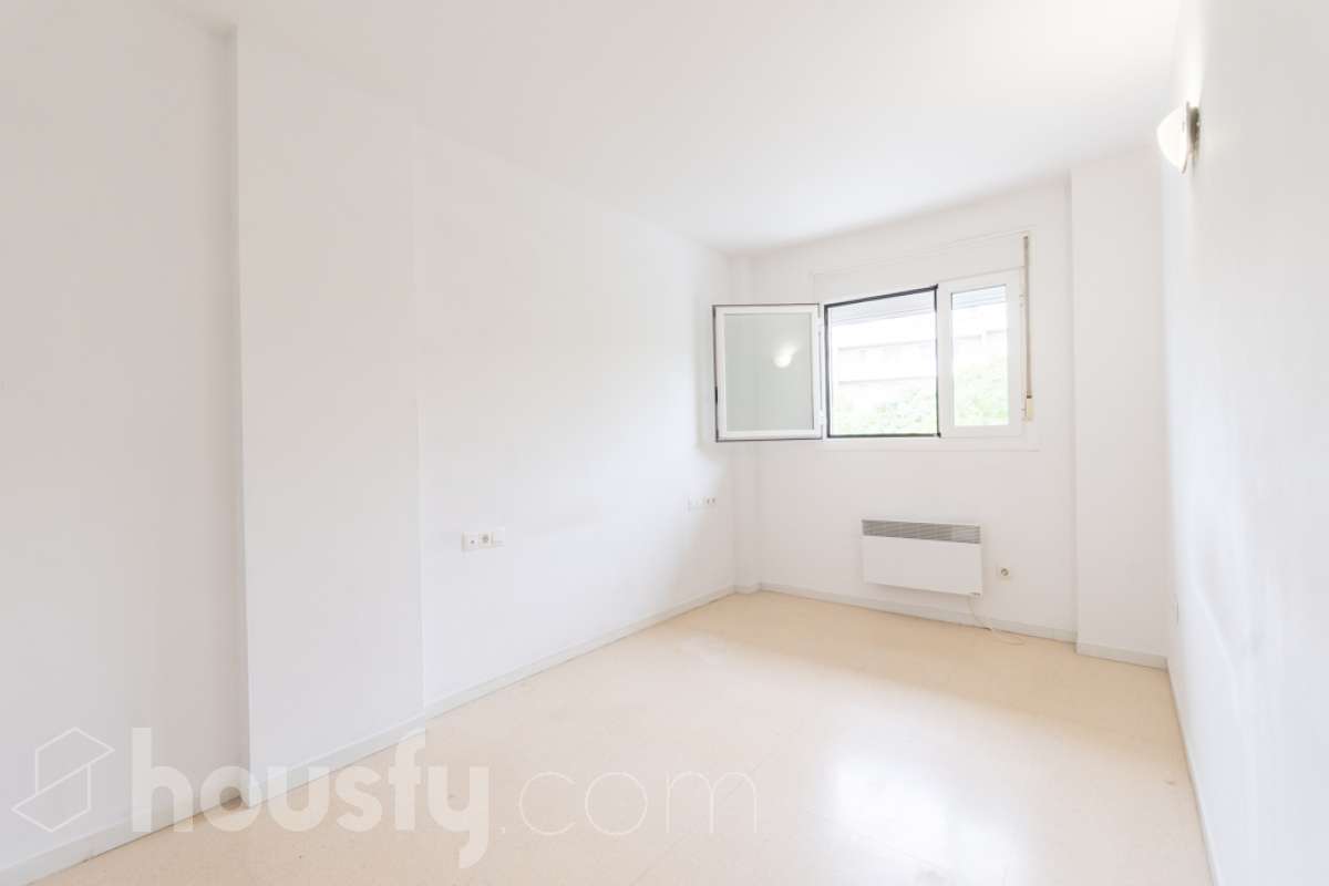 Housfy vende PISO CON TERRAZA, PARKING Y TRASTERO EN LA RAMBLA DE SANT JORDI, VILANOVA I LA GELTRÚ ¡Vive con comodidad en una de las zonas más prácticas de Vilanova i la Geltrú! Te presentamos este acogedor piso situado en la Rambla de Sant Jordi, en una finca del año 2009 con ascensor, que destaca por su buena distribución y sus excelentes complementos. La vivienda dispone de dos habitaciones, un baño completo con plato de ducha, zona de lavadero independiente y una agradable terraza orientada al oeste, con vistas y salida directa hacia la Rambla, ideal para disfrutar de la luz de la tarde y de un espacio exterior en tu día a día. Además, incluye plaza de parking y trastero, dos comodidades que aportan un valor añadido y facilitan enormemente el día a día. Ubicado en una finca moderna con ascensor, este piso es una excelente oportunidad tanto para quienes buscan su primera vivienda como para quienes desean invertir en una propiedad en Vilanova i la Geltrú. ¡No dejes escapar esta oportunidad! Contacta con nosotros para más información o para concertar una visita. Aviso legal El precio de venta no incluye gastos de la compraventa como notaría, registro, impuestos, ni tampoco honorarios agencia. Esta publicación no es vinculante. Consulta siempre la nota simple con Housfy antes de formalizar la compraventa. Sobre nosotros Housfy es la plataforma integral de servicios inmobiliarios. Nuestra combinación de expertos y tecnología pone al alcance de todo el mundo servicios cómodos, claros y seguros. AICAT número: 7922. Nos encargamos de la gestión y asesoramiento de la compra. ¡Olvídate de todo! Hacemos los trámites por ti. Y, si además necesitas financiación, ponemos a tu disposición un bróker hipotecario para ayudarte a conseguir las mejores condiciones para tu perfil económico. ¿Quieres visitarla? Contacta con Housfy y agenda tu visita sin compromiso. Más información en: housfy.com En cumplimiento de la Ley 8/2026 en Cataluña, el certificado de presencia o ausencia de amianto se encuentra en proceso de tramitación.-20