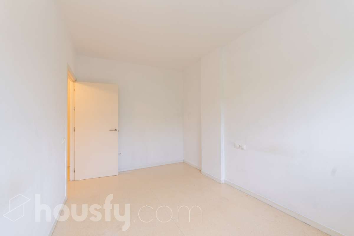 Housfy vende PISO CON TERRAZA, PARKING Y TRASTERO EN LA RAMBLA DE SANT JORDI, VILANOVA I LA GELTRÚ ¡Vive con comodidad en una de las zonas más prácticas de Vilanova i la Geltrú! Te presentamos este acogedor piso situado en la Rambla de Sant Jordi, en una finca del año 2009 con ascensor, que destaca por su buena distribución y sus excelentes complementos. La vivienda dispone de dos habitaciones, un baño completo con plato de ducha, zona de lavadero independiente y una agradable terraza orientada al oeste, con vistas y salida directa hacia la Rambla, ideal para disfrutar de la luz de la tarde y de un espacio exterior en tu día a día. Además, incluye plaza de parking y trastero, dos comodidades que aportan un valor añadido y facilitan enormemente el día a día. Ubicado en una finca moderna con ascensor, este piso es una excelente oportunidad tanto para quienes buscan su primera vivienda como para quienes desean invertir en una propiedad en Vilanova i la Geltrú. ¡No dejes escapar esta oportunidad! Contacta con nosotros para más información o para concertar una visita. Aviso legal El precio de venta no incluye gastos de la compraventa como notaría, registro, impuestos, ni tampoco honorarios agencia. Esta publicación no es vinculante. Consulta siempre la nota simple con Housfy antes de formalizar la compraventa. Sobre nosotros Housfy es la plataforma integral de servicios inmobiliarios. Nuestra combinación de expertos y tecnología pone al alcance de todo el mundo servicios cómodos, claros y seguros. AICAT número: 7922. Nos encargamos de la gestión y asesoramiento de la compra. ¡Olvídate de todo! Hacemos los trámites por ti. Y, si además necesitas financiación, ponemos a tu disposición un bróker hipotecario para ayudarte a conseguir las mejores condiciones para tu perfil económico. ¿Quieres visitarla? Contacta con Housfy y agenda tu visita sin compromiso. Más información en: housfy.com En cumplimiento de la Ley 8/2026 en Cataluña, el certificado de presencia o ausencia de amianto se encuentra en proceso de tramitación.-18