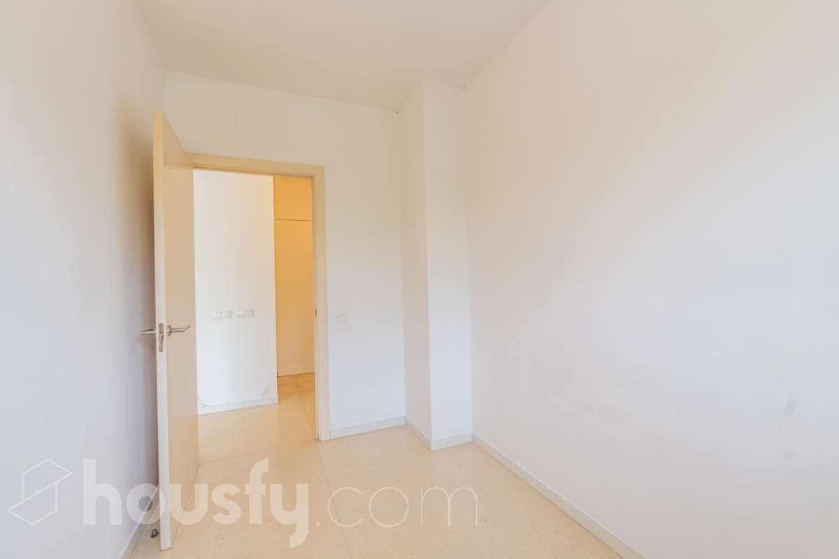 Housfy vende PISO CON TERRAZA, PARKING Y TRASTERO EN LA RAMBLA DE SANT JORDI, VILANOVA I LA GELTRÚ ¡Vive con comodidad en una de las zonas más prácticas de Vilanova i la Geltrú! Te presentamos este acogedor piso situado en la Rambla de Sant Jordi, en una finca del año 2009 con ascensor, que destaca por su buena distribución y sus excelentes complementos. La vivienda dispone de dos habitaciones, un baño completo con plato de ducha, zona de lavadero independiente y una agradable terraza orientada al oeste, con vistas y salida directa hacia la Rambla, ideal para disfrutar de la luz de la tarde y de un espacio exterior en tu día a día. Además, incluye plaza de parking y trastero, dos comodidades que aportan un valor añadido y facilitan enormemente el día a día. Ubicado en una finca moderna con ascensor, este piso es una excelente oportunidad tanto para quienes buscan su primera vivienda como para quienes desean invertir en una propiedad en Vilanova i la Geltrú. ¡No dejes escapar esta oportunidad! Contacta con nosotros para más información o para concertar una visita. Aviso legal El precio de venta no incluye gastos de la compraventa como notaría, registro, impuestos, ni tampoco honorarios agencia. Esta publicación no es vinculante. Consulta siempre la nota simple con Housfy antes de formalizar la compraventa. Sobre nosotros Housfy es la plataforma integral de servicios inmobiliarios. Nuestra combinación de expertos y tecnología pone al alcance de todo el mundo servicios cómodos, claros y seguros. AICAT número: 7922. Nos encargamos de la gestión y asesoramiento de la compra. ¡Olvídate de todo! Hacemos los trámites por ti. Y, si además necesitas financiación, ponemos a tu disposición un bróker hipotecario para ayudarte a conseguir las mejores condiciones para tu perfil económico. ¿Quieres visitarla? Contacta con Housfy y agenda tu visita sin compromiso. Más información en: housfy.com En cumplimiento de la Ley 8/2026 en Cataluña, el certificado de presencia o ausencia de amianto se encuentra en proceso de tramitación.-17
