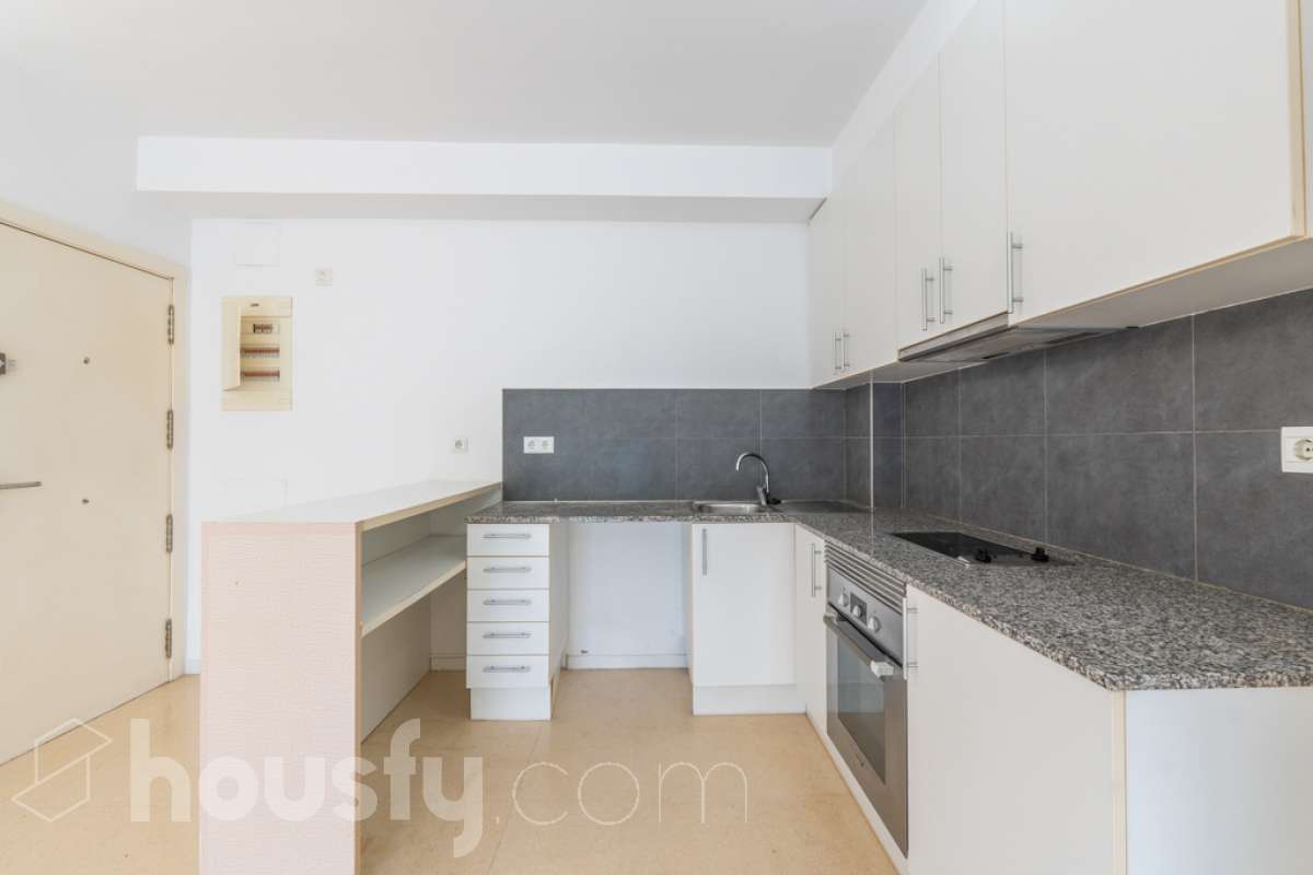Housfy vende PISO CON TERRAZA, PARKING Y TRASTERO EN LA RAMBLA DE SANT JORDI, VILANOVA I LA GELTRÚ ¡Vive con comodidad en una de las zonas más prácticas de Vilanova i la Geltrú! Te presentamos este acogedor piso situado en la Rambla de Sant Jordi, en una finca del año 2009 con ascensor, que destaca por su buena distribución y sus excelentes complementos. La vivienda dispone de dos habitaciones, un baño completo con plato de ducha, zona de lavadero independiente y una agradable terraza orientada al oeste, con vistas y salida directa hacia la Rambla, ideal para disfrutar de la luz de la tarde y de un espacio exterior en tu día a día. Además, incluye plaza de parking y trastero, dos comodidades que aportan un valor añadido y facilitan enormemente el día a día. Ubicado en una finca moderna con ascensor, este piso es una excelente oportunidad tanto para quienes buscan su primera vivienda como para quienes desean invertir en una propiedad en Vilanova i la Geltrú. ¡No dejes escapar esta oportunidad! Contacta con nosotros para más información o para concertar una visita. Aviso legal El precio de venta no incluye gastos de la compraventa como notaría, registro, impuestos, ni tampoco honorarios agencia. Esta publicación no es vinculante. Consulta siempre la nota simple con Housfy antes de formalizar la compraventa. Sobre nosotros Housfy es la plataforma integral de servicios inmobiliarios. Nuestra combinación de expertos y tecnología pone al alcance de todo el mundo servicios cómodos, claros y seguros. AICAT número: 7922. Nos encargamos de la gestión y asesoramiento de la compra. ¡Olvídate de todo! Hacemos los trámites por ti. Y, si además necesitas financiación, ponemos a tu disposición un bróker hipotecario para ayudarte a conseguir las mejores condiciones para tu perfil económico. ¿Quieres visitarla? Contacta con Housfy y agenda tu visita sin compromiso. Más información en: housfy.com En cumplimiento de la Ley 8/2026 en Cataluña, el certificado de presencia o ausencia de amianto se encuentra en proceso de tramitación.-3