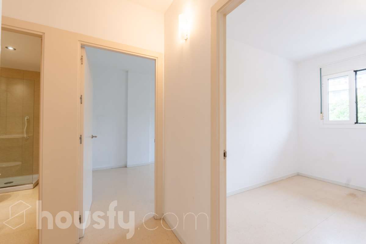Housfy vende PISO CON TERRAZA, PARKING Y TRASTERO EN LA RAMBLA DE SANT JORDI, VILANOVA I LA GELTRÚ ¡Vive con comodidad en una de las zonas más prácticas de Vilanova i la Geltrú! Te presentamos este acogedor piso situado en la Rambla de Sant Jordi, en una finca del año 2009 con ascensor, que destaca por su buena distribución y sus excelentes complementos. La vivienda dispone de dos habitaciones, un baño completo con plato de ducha, zona de lavadero independiente y una agradable terraza orientada al oeste, con vistas y salida directa hacia la Rambla, ideal para disfrutar de la luz de la tarde y de un espacio exterior en tu día a día. Además, incluye plaza de parking y trastero, dos comodidades que aportan un valor añadido y facilitan enormemente el día a día. Ubicado en una finca moderna con ascensor, este piso es una excelente oportunidad tanto para quienes buscan su primera vivienda como para quienes desean invertir en una propiedad en Vilanova i la Geltrú. ¡No dejes escapar esta oportunidad! Contacta con nosotros para más información o para concertar una visita. Aviso legal El precio de venta no incluye gastos de la compraventa como notaría, registro, impuestos, ni tampoco honorarios agencia. Esta publicación no es vinculante. Consulta siempre la nota simple con Housfy antes de formalizar la compraventa. Sobre nosotros Housfy es la plataforma integral de servicios inmobiliarios. Nuestra combinación de expertos y tecnología pone al alcance de todo el mundo servicios cómodos, claros y seguros. AICAT número: 7922. Nos encargamos de la gestión y asesoramiento de la compra. ¡Olvídate de todo! Hacemos los trámites por ti. Y, si además necesitas financiación, ponemos a tu disposición un bróker hipotecario para ayudarte a conseguir las mejores condiciones para tu perfil económico. ¿Quieres visitarla? Contacta con Housfy y agenda tu visita sin compromiso. Más información en: housfy.com En cumplimiento de la Ley 8/2026 en Cataluña, el certificado de presencia o ausencia de amianto se encuentra en proceso de tramitación.-22