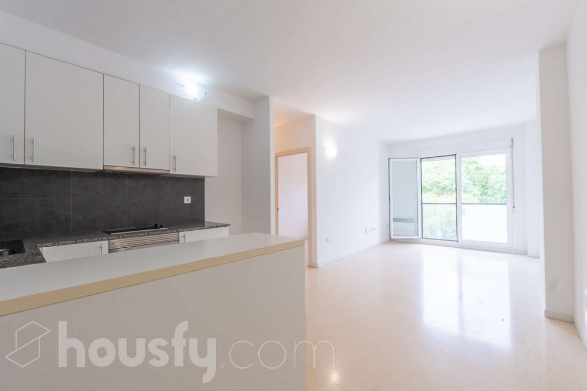 Housfy vende PISO CON TERRAZA, PARKING Y TRASTERO EN LA RAMBLA DE SANT JORDI, VILANOVA I LA GELTRÚ ¡Vive con comodidad en una de las zonas más prácticas de Vilanova i la Geltrú! Te presentamos este acogedor piso situado en la Rambla de Sant Jordi, en una finca del año 2009 con ascensor, que destaca por su buena distribución y sus excelentes complementos. La vivienda dispone de dos habitaciones, un baño completo con plato de ducha, zona de lavadero independiente y una agradable terraza orientada al oeste, con vistas y salida directa hacia la Rambla, ideal para disfrutar de la luz de la tarde y de un espacio exterior en tu día a día. Además, incluye plaza de parking y trastero, dos comodidades que aportan un valor añadido y facilitan enormemente el día a día. Ubicado en una finca moderna con ascensor, este piso es una excelente oportunidad tanto para quienes buscan su primera vivienda como para quienes desean invertir en una propiedad en Vilanova i la Geltrú. ¡No dejes escapar esta oportunidad! Contacta con nosotros para más información o para concertar una visita. Aviso legal El precio de venta no incluye gastos de la compraventa como notaría, registro, impuestos, ni tampoco honorarios agencia. Esta publicación no es vinculante. Consulta siempre la nota simple con Housfy antes de formalizar la compraventa. Sobre nosotros Housfy es la plataforma integral de servicios inmobiliarios. Nuestra combinación de expertos y tecnología pone al alcance de todo el mundo servicios cómodos, claros y seguros. AICAT número: 7922. Nos encargamos de la gestión y asesoramiento de la compra. ¡Olvídate de todo! Hacemos los trámites por ti. Y, si además necesitas financiación, ponemos a tu disposición un bróker hipotecario para ayudarte a conseguir las mejores condiciones para tu perfil económico. ¿Quieres visitarla? Contacta con Housfy y agenda tu visita sin compromiso. Más información en: housfy.com En cumplimiento de la Ley 8/2026 en Cataluña, el certificado de presencia o ausencia de amianto se encuentra en proceso de tramitación.-2