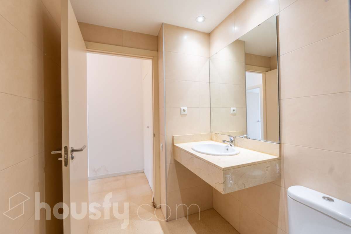 Housfy vende PISO CON TERRAZA, PARKING Y TRASTERO EN LA RAMBLA DE SANT JORDI, VILANOVA I LA GELTRÚ ¡Vive con comodidad en una de las zonas más prácticas de Vilanova i la Geltrú! Te presentamos este acogedor piso situado en la Rambla de Sant Jordi, en una finca del año 2009 con ascensor, que destaca por su buena distribución y sus excelentes complementos. La vivienda dispone de dos habitaciones, un baño completo con plato de ducha, zona de lavadero independiente y una agradable terraza orientada al oeste, con vistas y salida directa hacia la Rambla, ideal para disfrutar de la luz de la tarde y de un espacio exterior en tu día a día. Además, incluye plaza de parking y trastero, dos comodidades que aportan un valor añadido y facilitan enormemente el día a día. Ubicado en una finca moderna con ascensor, este piso es una excelente oportunidad tanto para quienes buscan su primera vivienda como para quienes desean invertir en una propiedad en Vilanova i la Geltrú. ¡No dejes escapar esta oportunidad! Contacta con nosotros para más información o para concertar una visita. Aviso legal El precio de venta no incluye gastos de la compraventa como notaría, registro, impuestos, ni tampoco honorarios agencia. Esta publicación no es vinculante. Consulta siempre la nota simple con Housfy antes de formalizar la compraventa. Sobre nosotros Housfy es la plataforma integral de servicios inmobiliarios. Nuestra combinación de expertos y tecnología pone al alcance de todo el mundo servicios cómodos, claros y seguros. AICAT número: 7922. Nos encargamos de la gestión y asesoramiento de la compra. ¡Olvídate de todo! Hacemos los trámites por ti. Y, si además necesitas financiación, ponemos a tu disposición un bróker hipotecario para ayudarte a conseguir las mejores condiciones para tu perfil económico. ¿Quieres visitarla? Contacta con Housfy y agenda tu visita sin compromiso. Más información en: housfy.com En cumplimiento de la Ley 8/2026 en Cataluña, el certificado de presencia o ausencia de amianto se encuentra en proceso de tramitación.-12