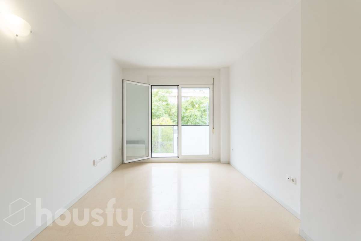 Housfy vende PISO CON TERRAZA, PARKING Y TRASTERO EN LA RAMBLA DE SANT JORDI, VILANOVA I LA GELTRÚ ¡Vive con comodidad en una de las zonas más prácticas de Vilanova i la Geltrú! Te presentamos este acogedor piso situado en la Rambla de Sant Jordi, en una finca del año 2009 con ascensor, que destaca por su buena distribución y sus excelentes complementos. La vivienda dispone de dos habitaciones, un baño completo con plato de ducha, zona de lavadero independiente y una agradable terraza orientada al oeste, con vistas y salida directa hacia la Rambla, ideal para disfrutar de la luz de la tarde y de un espacio exterior en tu día a día. Además, incluye plaza de parking y trastero, dos comodidades que aportan un valor añadido y facilitan enormemente el día a día. Ubicado en una finca moderna con ascensor, este piso es una excelente oportunidad tanto para quienes buscan su primera vivienda como para quienes desean invertir en una propiedad en Vilanova i la Geltrú. ¡No dejes escapar esta oportunidad! Contacta con nosotros para más información o para concertar una visita. Aviso legal El precio de venta no incluye gastos de la compraventa como notaría, registro, impuestos, ni tampoco honorarios agencia. Esta publicación no es vinculante. Consulta siempre la nota simple con Housfy antes de formalizar la compraventa. Sobre nosotros Housfy es la plataforma integral de servicios inmobiliarios. Nuestra combinación de expertos y tecnología pone al alcance de todo el mundo servicios cómodos, claros y seguros. AICAT número: 7922. Nos encargamos de la gestión y asesoramiento de la compra. ¡Olvídate de todo! Hacemos los trámites por ti. Y, si además necesitas financiación, ponemos a tu disposición un bróker hipotecario para ayudarte a conseguir las mejores condiciones para tu perfil económico. ¿Quieres visitarla? Contacta con Housfy y agenda tu visita sin compromiso. Más información en: housfy.com En cumplimiento de la Ley 8/2026 en Cataluña, el certificado de presencia o ausencia de amianto se encuentra en proceso de tramitación.-7