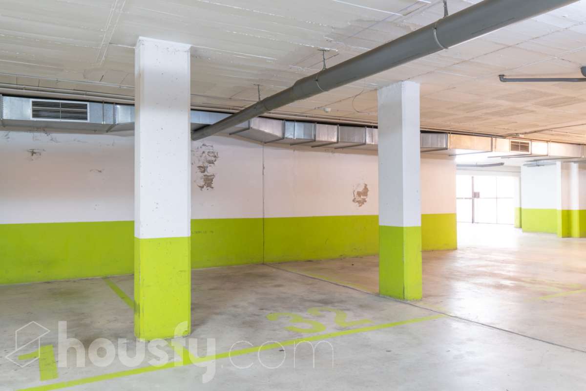 Housfy vende PISO CON TERRAZA, PARKING Y TRASTERO EN LA RAMBLA DE SANT JORDI, VILANOVA I LA GELTRÚ ¡Vive con comodidad en una de las zonas más prácticas de Vilanova i la Geltrú! Te presentamos este acogedor piso situado en la Rambla de Sant Jordi, en una finca del año 2009 con ascensor, que destaca por su buena distribución y sus excelentes complementos. La vivienda dispone de dos habitaciones, un baño completo con plato de ducha, zona de lavadero independiente y una agradable terraza orientada al oeste, con vistas y salida directa hacia la Rambla, ideal para disfrutar de la luz de la tarde y de un espacio exterior en tu día a día. Además, incluye plaza de parking y trastero, dos comodidades que aportan un valor añadido y facilitan enormemente el día a día. Ubicado en una finca moderna con ascensor, este piso es una excelente oportunidad tanto para quienes buscan su primera vivienda como para quienes desean invertir en una propiedad en Vilanova i la Geltrú. ¡No dejes escapar esta oportunidad! Contacta con nosotros para más información o para concertar una visita. Aviso legal El precio de venta no incluye gastos de la compraventa como notaría, registro, impuestos, ni tampoco honorarios agencia. Esta publicación no es vinculante. Consulta siempre la nota simple con Housfy antes de formalizar la compraventa. Sobre nosotros Housfy es la plataforma integral de servicios inmobiliarios. Nuestra combinación de expertos y tecnología pone al alcance de todo el mundo servicios cómodos, claros y seguros. AICAT número: 7922. Nos encargamos de la gestión y asesoramiento de la compra. ¡Olvídate de todo! Hacemos los trámites por ti. Y, si además necesitas financiación, ponemos a tu disposición un bróker hipotecario para ayudarte a conseguir las mejores condiciones para tu perfil económico. ¿Quieres visitarla? Contacta con Housfy y agenda tu visita sin compromiso. Más información en: housfy.com En cumplimiento de la Ley 8/2026 en Cataluña, el certificado de presencia o ausencia de amianto se encuentra en proceso de tramitación.-26