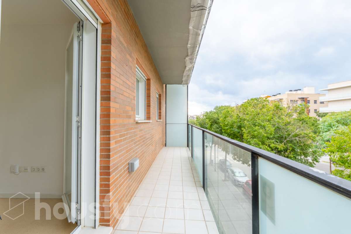 Housfy vende PISO CON TERRAZA, PARKING Y TRASTERO EN LA RAMBLA DE SANT JORDI, VILANOVA I LA GELTRÚ ¡Vive con comodidad en una de las zonas más prácticas de Vilanova i la Geltrú! Te presentamos este acogedor piso situado en la Rambla de Sant Jordi, en una finca del año 2009 con ascensor, que destaca por su buena distribución y sus excelentes complementos. La vivienda dispone de dos habitaciones, un baño completo con plato de ducha, zona de lavadero independiente y una agradable terraza orientada al oeste, con vistas y salida directa hacia la Rambla, ideal para disfrutar de la luz de la tarde y de un espacio exterior en tu día a día. Además, incluye plaza de parking y trastero, dos comodidades que aportan un valor añadido y facilitan enormemente el día a día. Ubicado en una finca moderna con ascensor, este piso es una excelente oportunidad tanto para quienes buscan su primera vivienda como para quienes desean invertir en una propiedad en Vilanova i la Geltrú. ¡No dejes escapar esta oportunidad! Contacta con nosotros para más información o para concertar una visita. Aviso legal El precio de venta no incluye gastos de la compraventa como notaría, registro, impuestos, ni tampoco honorarios agencia. Esta publicación no es vinculante. Consulta siempre la nota simple con Housfy antes de formalizar la compraventa. Sobre nosotros Housfy es la plataforma integral de servicios inmobiliarios. Nuestra combinación de expertos y tecnología pone al alcance de todo el mundo servicios cómodos, claros y seguros. AICAT número: 7922. Nos encargamos de la gestión y asesoramiento de la compra. ¡Olvídate de todo! Hacemos los trámites por ti. Y, si además necesitas financiación, ponemos a tu disposición un bróker hipotecario para ayudarte a conseguir las mejores condiciones para tu perfil económico. ¿Quieres visitarla? Contacta con Housfy y agenda tu visita sin compromiso. Más información en: housfy.com En cumplimiento de la Ley 8/2026 en Cataluña, el certificado de presencia o ausencia de amianto se encuentra en proceso de tramitación.-13