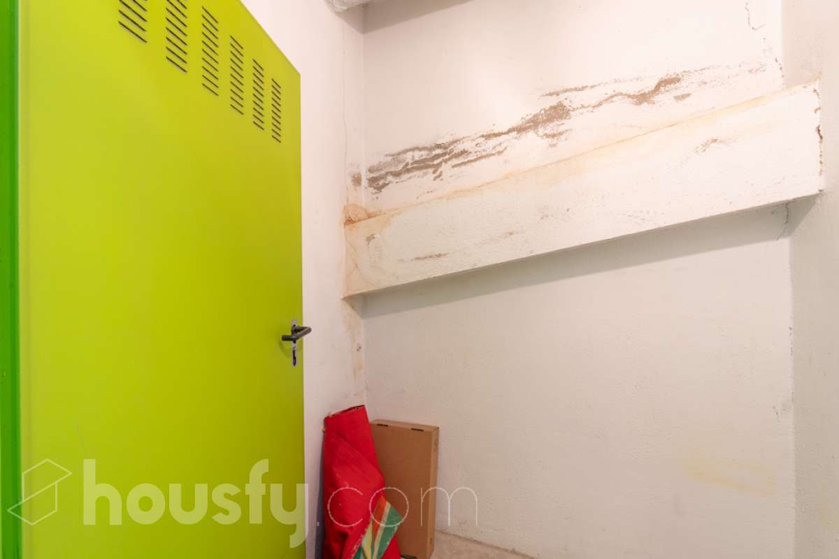 Housfy vende PISO CON TERRAZA, PARKING Y TRASTERO EN LA RAMBLA DE SANT JORDI, VILANOVA I LA GELTRÚ ¡Vive con comodidad en una de las zonas más prácticas de Vilanova i la Geltrú! Te presentamos este acogedor piso situado en la Rambla de Sant Jordi, en una finca del año 2009 con ascensor, que destaca por su buena distribución y sus excelentes complementos. La vivienda dispone de dos habitaciones, un baño completo con plato de ducha, zona de lavadero independiente y una agradable terraza orientada al oeste, con vistas y salida directa hacia la Rambla, ideal para disfrutar de la luz de la tarde y de un espacio exterior en tu día a día. Además, incluye plaza de parking y trastero, dos comodidades que aportan un valor añadido y facilitan enormemente el día a día. Ubicado en una finca moderna con ascensor, este piso es una excelente oportunidad tanto para quienes buscan su primera vivienda como para quienes desean invertir en una propiedad en Vilanova i la Geltrú. ¡No dejes escapar esta oportunidad! Contacta con nosotros para más información o para concertar una visita. Aviso legal El precio de venta no incluye gastos de la compraventa como notaría, registro, impuestos, ni tampoco honorarios agencia. Esta publicación no es vinculante. Consulta siempre la nota simple con Housfy antes de formalizar la compraventa. Sobre nosotros Housfy es la plataforma integral de servicios inmobiliarios. Nuestra combinación de expertos y tecnología pone al alcance de todo el mundo servicios cómodos, claros y seguros. AICAT número: 7922. Nos encargamos de la gestión y asesoramiento de la compra. ¡Olvídate de todo! Hacemos los trámites por ti. Y, si además necesitas financiación, ponemos a tu disposición un bróker hipotecario para ayudarte a conseguir las mejores condiciones para tu perfil económico. ¿Quieres visitarla? Contacta con Housfy y agenda tu visita sin compromiso. Más información en: housfy.com En cumplimiento de la Ley 8/2026 en Cataluña, el certificado de presencia o ausencia de amianto se encuentra en proceso de tramitación.-28