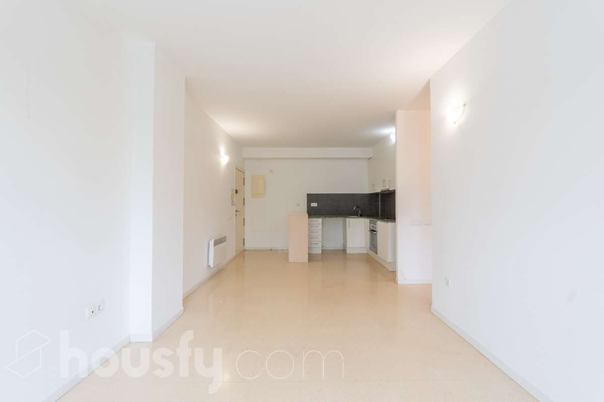 Housfy vende PISO CON TERRAZA, PARKING Y TRASTERO EN LA RAMBLA DE SANT JORDI, VILANOVA I LA GELTRÚ ¡Vive con comodidad en una de las zonas más prácticas de Vilanova i la Geltrú! Te presentamos este acogedor piso situado en la Rambla de Sant Jordi, en una finca del año 2009 con ascensor, que destaca por su buena distribución y sus excelentes complementos. La vivienda dispone de dos habitaciones, un baño completo con plato de ducha, zona de lavadero independiente y una agradable terraza orientada al oeste, con vistas y salida directa hacia la Rambla, ideal para disfrutar de la luz de la tarde y de un espacio exterior en tu día a día. Además, incluye plaza de parking y trastero, dos comodidades que aportan un valor añadido y facilitan enormemente el día a día. Ubicado en una finca moderna con ascensor, este piso es una excelente oportunidad tanto para quienes buscan su primera vivienda como para quienes desean invertir en una propiedad en Vilanova i la Geltrú. ¡No dejes escapar esta oportunidad! Contacta con nosotros para más información o para concertar una visita. Aviso legal El precio de venta no incluye gastos de la compraventa como notaría, registro, impuestos, ni tampoco honorarios agencia. Esta publicación no es vinculante. Consulta siempre la nota simple con Housfy antes de formalizar la compraventa. Sobre nosotros Housfy es la plataforma integral de servicios inmobiliarios. Nuestra combinación de expertos y tecnología pone al alcance de todo el mundo servicios cómodos, claros y seguros. AICAT número: 7922. Nos encargamos de la gestión y asesoramiento de la compra. ¡Olvídate de todo! Hacemos los trámites por ti. Y, si además necesitas financiación, ponemos a tu disposición un bróker hipotecario para ayudarte a conseguir las mejores condiciones para tu perfil económico. ¿Quieres visitarla? Contacta con Housfy y agenda tu visita sin compromiso. Más información en: housfy.com En cumplimiento de la Ley 8/2026 en Cataluña, el certificado de presencia o ausencia de amianto se encuentra en proceso de tramitación.-8