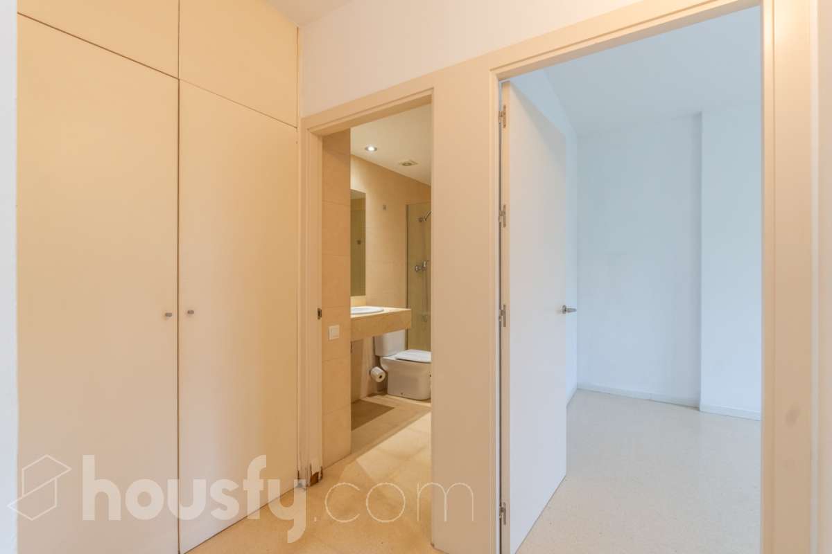 Housfy vende PISO CON TERRAZA, PARKING Y TRASTERO EN LA RAMBLA DE SANT JORDI, VILANOVA I LA GELTRÚ ¡Vive con comodidad en una de las zonas más prácticas de Vilanova i la Geltrú! Te presentamos este acogedor piso situado en la Rambla de Sant Jordi, en una finca del año 2009 con ascensor, que destaca por su buena distribución y sus excelentes complementos. La vivienda dispone de dos habitaciones, un baño completo con plato de ducha, zona de lavadero independiente y una agradable terraza orientada al oeste, con vistas y salida directa hacia la Rambla, ideal para disfrutar de la luz de la tarde y de un espacio exterior en tu día a día. Además, incluye plaza de parking y trastero, dos comodidades que aportan un valor añadido y facilitan enormemente el día a día. Ubicado en una finca moderna con ascensor, este piso es una excelente oportunidad tanto para quienes buscan su primera vivienda como para quienes desean invertir en una propiedad en Vilanova i la Geltrú. ¡No dejes escapar esta oportunidad! Contacta con nosotros para más información o para concertar una visita. Aviso legal El precio de venta no incluye gastos de la compraventa como notaría, registro, impuestos, ni tampoco honorarios agencia. Esta publicación no es vinculante. Consulta siempre la nota simple con Housfy antes de formalizar la compraventa. Sobre nosotros Housfy es la plataforma integral de servicios inmobiliarios. Nuestra combinación de expertos y tecnología pone al alcance de todo el mundo servicios cómodos, claros y seguros. AICAT número: 7922. Nos encargamos de la gestión y asesoramiento de la compra. ¡Olvídate de todo! Hacemos los trámites por ti. Y, si además necesitas financiación, ponemos a tu disposición un bróker hipotecario para ayudarte a conseguir las mejores condiciones para tu perfil económico. ¿Quieres visitarla? Contacta con Housfy y agenda tu visita sin compromiso. Más información en: housfy.com En cumplimiento de la Ley 8/2026 en Cataluña, el certificado de presencia o ausencia de amianto se encuentra en proceso de tramitación.-9