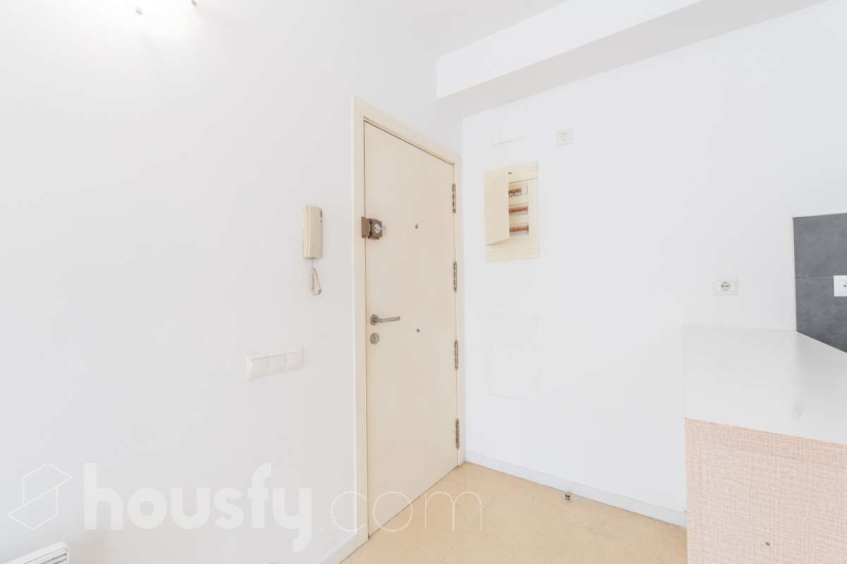 Housfy vende PISO CON TERRAZA, PARKING Y TRASTERO EN LA RAMBLA DE SANT JORDI, VILANOVA I LA GELTRÚ ¡Vive con comodidad en una de las zonas más prácticas de Vilanova i la Geltrú! Te presentamos este acogedor piso situado en la Rambla de Sant Jordi, en una finca del año 2009 con ascensor, que destaca por su buena distribución y sus excelentes complementos. La vivienda dispone de dos habitaciones, un baño completo con plato de ducha, zona de lavadero independiente y una agradable terraza orientada al oeste, con vistas y salida directa hacia la Rambla, ideal para disfrutar de la luz de la tarde y de un espacio exterior en tu día a día. Además, incluye plaza de parking y trastero, dos comodidades que aportan un valor añadido y facilitan enormemente el día a día. Ubicado en una finca moderna con ascensor, este piso es una excelente oportunidad tanto para quienes buscan su primera vivienda como para quienes desean invertir en una propiedad en Vilanova i la Geltrú. ¡No dejes escapar esta oportunidad! Contacta con nosotros para más información o para concertar una visita. Aviso legal El precio de venta no incluye gastos de la compraventa como notaría, registro, impuestos, ni tampoco honorarios agencia. Esta publicación no es vinculante. Consulta siempre la nota simple con Housfy antes de formalizar la compraventa. Sobre nosotros Housfy es la plataforma integral de servicios inmobiliarios. Nuestra combinación de expertos y tecnología pone al alcance de todo el mundo servicios cómodos, claros y seguros. AICAT número: 7922. Nos encargamos de la gestión y asesoramiento de la compra. ¡Olvídate de todo! Hacemos los trámites por ti. Y, si además necesitas financiación, ponemos a tu disposición un bróker hipotecario para ayudarte a conseguir las mejores condiciones para tu perfil económico. ¿Quieres visitarla? Contacta con Housfy y agenda tu visita sin compromiso. Más información en: housfy.com En cumplimiento de la Ley 8/2026 en Cataluña, el certificado de presencia o ausencia de amianto se encuentra en proceso de tramitación.-24