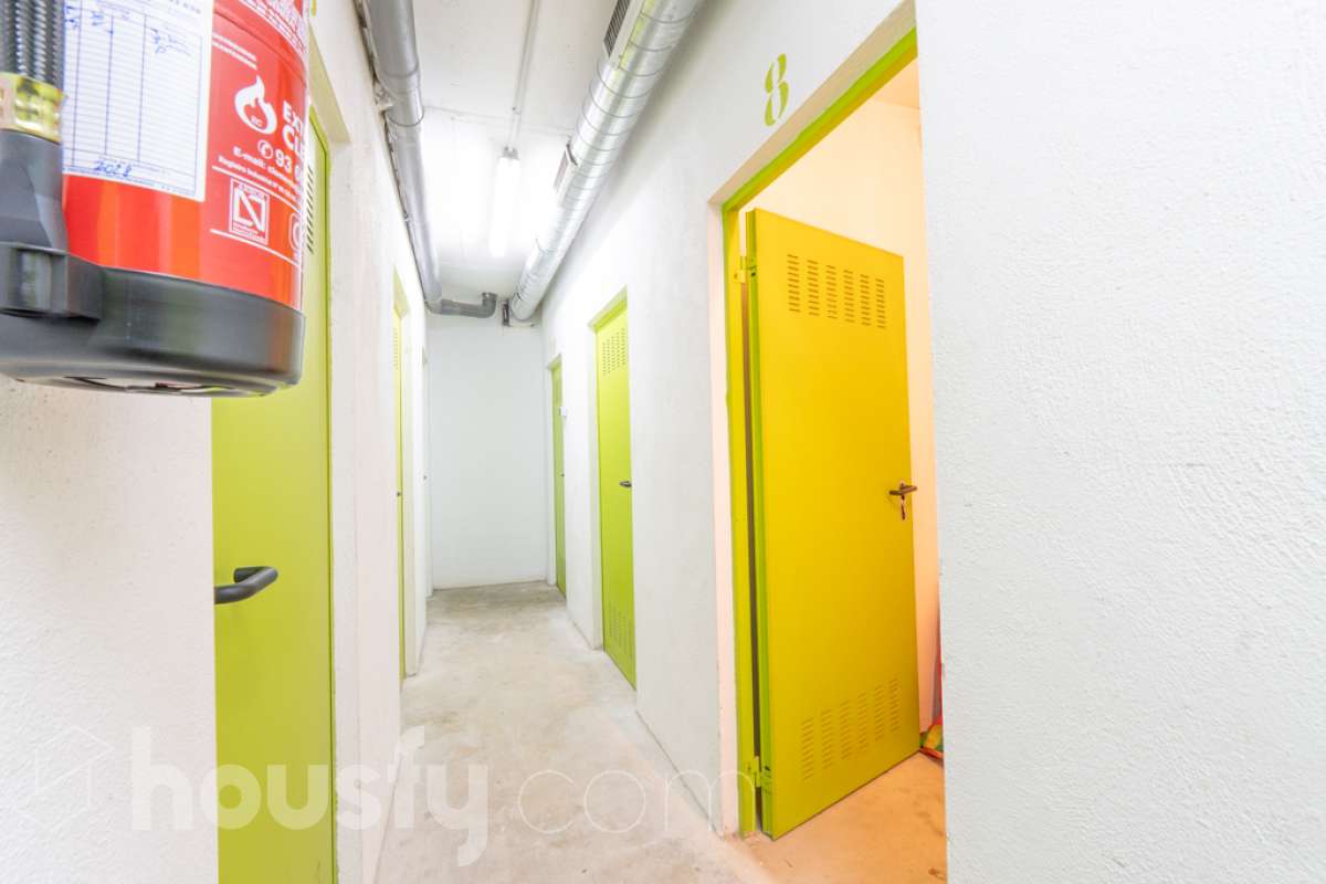 Housfy vende PISO CON TERRAZA, PARKING Y TRASTERO EN LA RAMBLA DE SANT JORDI, VILANOVA I LA GELTRÚ ¡Vive con comodidad en una de las zonas más prácticas de Vilanova i la Geltrú! Te presentamos este acogedor piso situado en la Rambla de Sant Jordi, en una finca del año 2009 con ascensor, que destaca por su buena distribución y sus excelentes complementos. La vivienda dispone de dos habitaciones, un baño completo con plato de ducha, zona de lavadero independiente y una agradable terraza orientada al oeste, con vistas y salida directa hacia la Rambla, ideal para disfrutar de la luz de la tarde y de un espacio exterior en tu día a día. Además, incluye plaza de parking y trastero, dos comodidades que aportan un valor añadido y facilitan enormemente el día a día. Ubicado en una finca moderna con ascensor, este piso es una excelente oportunidad tanto para quienes buscan su primera vivienda como para quienes desean invertir en una propiedad en Vilanova i la Geltrú. ¡No dejes escapar esta oportunidad! Contacta con nosotros para más información o para concertar una visita. Aviso legal El precio de venta no incluye gastos de la compraventa como notaría, registro, impuestos, ni tampoco honorarios agencia. Esta publicación no es vinculante. Consulta siempre la nota simple con Housfy antes de formalizar la compraventa. Sobre nosotros Housfy es la plataforma integral de servicios inmobiliarios. Nuestra combinación de expertos y tecnología pone al alcance de todo el mundo servicios cómodos, claros y seguros. AICAT número: 7922. Nos encargamos de la gestión y asesoramiento de la compra. ¡Olvídate de todo! Hacemos los trámites por ti. Y, si además necesitas financiación, ponemos a tu disposición un bróker hipotecario para ayudarte a conseguir las mejores condiciones para tu perfil económico. ¿Quieres visitarla? Contacta con Housfy y agenda tu visita sin compromiso. Más información en: housfy.com En cumplimiento de la Ley 8/2026 en Cataluña, el certificado de presencia o ausencia de amianto se encuentra en proceso de tramitación.-27