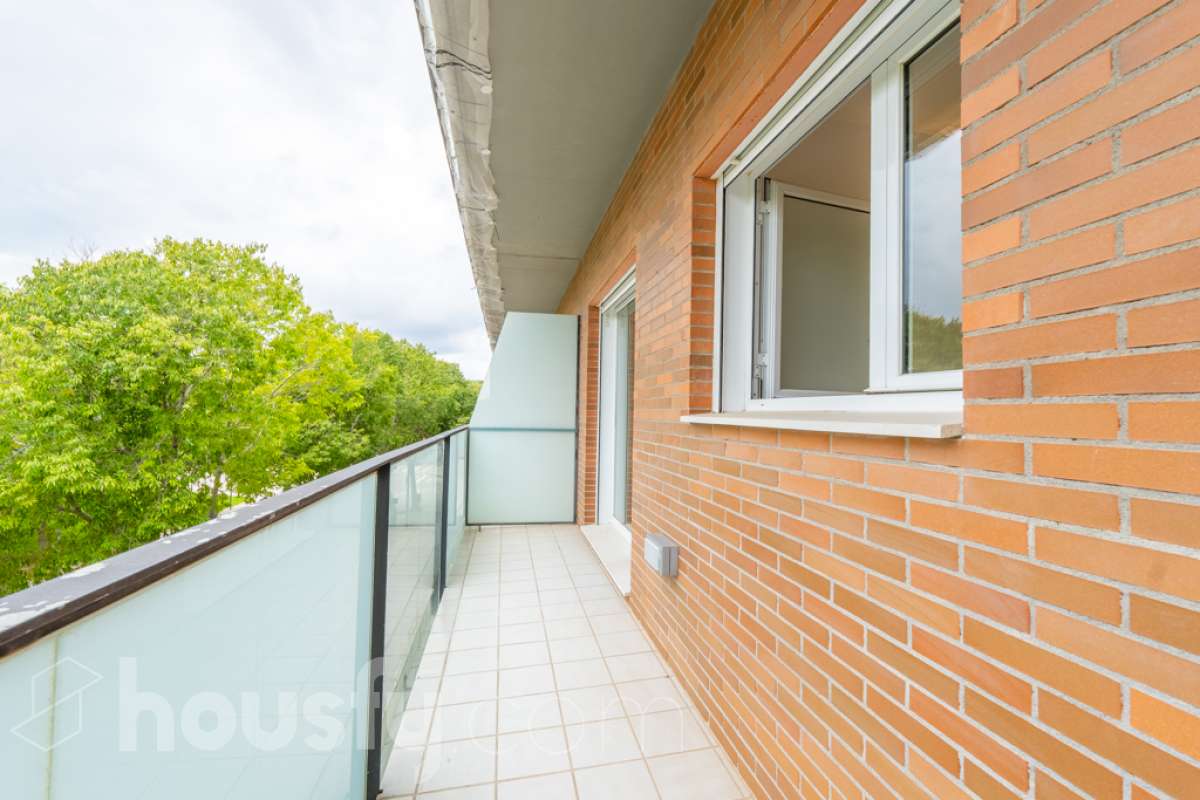 Housfy vende PISO CON TERRAZA, PARKING Y TRASTERO EN LA RAMBLA DE SANT JORDI, VILANOVA I LA GELTRÚ ¡Vive con comodidad en una de las zonas más prácticas de Vilanova i la Geltrú! Te presentamos este acogedor piso situado en la Rambla de Sant Jordi, en una finca del año 2009 con ascensor, que destaca por su buena distribución y sus excelentes complementos. La vivienda dispone de dos habitaciones, un baño completo con plato de ducha, zona de lavadero independiente y una agradable terraza orientada al oeste, con vistas y salida directa hacia la Rambla, ideal para disfrutar de la luz de la tarde y de un espacio exterior en tu día a día. Además, incluye plaza de parking y trastero, dos comodidades que aportan un valor añadido y facilitan enormemente el día a día. Ubicado en una finca moderna con ascensor, este piso es una excelente oportunidad tanto para quienes buscan su primera vivienda como para quienes desean invertir en una propiedad en Vilanova i la Geltrú. ¡No dejes escapar esta oportunidad! Contacta con nosotros para más información o para concertar una visita. Aviso legal El precio de venta no incluye gastos de la compraventa como notaría, registro, impuestos, ni tampoco honorarios agencia. Esta publicación no es vinculante. Consulta siempre la nota simple con Housfy antes de formalizar la compraventa. Sobre nosotros Housfy es la plataforma integral de servicios inmobiliarios. Nuestra combinación de expertos y tecnología pone al alcance de todo el mundo servicios cómodos, claros y seguros. AICAT número: 7922. Nos encargamos de la gestión y asesoramiento de la compra. ¡Olvídate de todo! Hacemos los trámites por ti. Y, si además necesitas financiación, ponemos a tu disposición un bróker hipotecario para ayudarte a conseguir las mejores condiciones para tu perfil económico. ¿Quieres visitarla? Contacta con Housfy y agenda tu visita sin compromiso. Más información en: housfy.com En cumplimiento de la Ley 8/2026 en Cataluña, el certificado de presencia o ausencia de amianto se encuentra en proceso de tramitación.-4