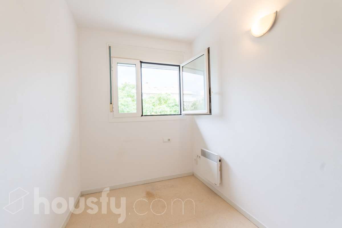 Housfy vende PISO CON TERRAZA, PARKING Y TRASTERO EN LA RAMBLA DE SANT JORDI, VILANOVA I LA GELTRÚ ¡Vive con comodidad en una de las zonas más prácticas de Vilanova i la Geltrú! Te presentamos este acogedor piso situado en la Rambla de Sant Jordi, en una finca del año 2009 con ascensor, que destaca por su buena distribución y sus excelentes complementos. La vivienda dispone de dos habitaciones, un baño completo con plato de ducha, zona de lavadero independiente y una agradable terraza orientada al oeste, con vistas y salida directa hacia la Rambla, ideal para disfrutar de la luz de la tarde y de un espacio exterior en tu día a día. Además, incluye plaza de parking y trastero, dos comodidades que aportan un valor añadido y facilitan enormemente el día a día. Ubicado en una finca moderna con ascensor, este piso es una excelente oportunidad tanto para quienes buscan su primera vivienda como para quienes desean invertir en una propiedad en Vilanova i la Geltrú. ¡No dejes escapar esta oportunidad! Contacta con nosotros para más información o para concertar una visita. Aviso legal El precio de venta no incluye gastos de la compraventa como notaría, registro, impuestos, ni tampoco honorarios agencia. Esta publicación no es vinculante. Consulta siempre la nota simple con Housfy antes de formalizar la compraventa. Sobre nosotros Housfy es la plataforma integral de servicios inmobiliarios. Nuestra combinación de expertos y tecnología pone al alcance de todo el mundo servicios cómodos, claros y seguros. AICAT número: 7922. Nos encargamos de la gestión y asesoramiento de la compra. ¡Olvídate de todo! Hacemos los trámites por ti. Y, si además necesitas financiación, ponemos a tu disposición un bróker hipotecario para ayudarte a conseguir las mejores condiciones para tu perfil económico. ¿Quieres visitarla? Contacta con Housfy y agenda tu visita sin compromiso. Más información en: housfy.com En cumplimiento de la Ley 8/2026 en Cataluña, el certificado de presencia o ausencia de amianto se encuentra en proceso de tramitación.-15