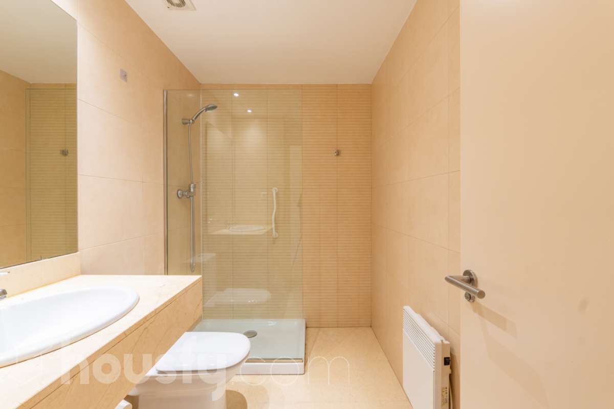 Housfy vende PISO CON TERRAZA, PARKING Y TRASTERO EN LA RAMBLA DE SANT JORDI, VILANOVA I LA GELTRÚ ¡Vive con comodidad en una de las zonas más prácticas de Vilanova i la Geltrú! Te presentamos este acogedor piso situado en la Rambla de Sant Jordi, en una finca del año 2009 con ascensor, que destaca por su buena distribución y sus excelentes complementos. La vivienda dispone de dos habitaciones, un baño completo con plato de ducha, zona de lavadero independiente y una agradable terraza orientada al oeste, con vistas y salida directa hacia la Rambla, ideal para disfrutar de la luz de la tarde y de un espacio exterior en tu día a día. Además, incluye plaza de parking y trastero, dos comodidades que aportan un valor añadido y facilitan enormemente el día a día. Ubicado en una finca moderna con ascensor, este piso es una excelente oportunidad tanto para quienes buscan su primera vivienda como para quienes desean invertir en una propiedad en Vilanova i la Geltrú. ¡No dejes escapar esta oportunidad! Contacta con nosotros para más información o para concertar una visita. Aviso legal El precio de venta no incluye gastos de la compraventa como notaría, registro, impuestos, ni tampoco honorarios agencia. Esta publicación no es vinculante. Consulta siempre la nota simple con Housfy antes de formalizar la compraventa. Sobre nosotros Housfy es la plataforma integral de servicios inmobiliarios. Nuestra combinación de expertos y tecnología pone al alcance de todo el mundo servicios cómodos, claros y seguros. AICAT número: 7922. Nos encargamos de la gestión y asesoramiento de la compra. ¡Olvídate de todo! Hacemos los trámites por ti. Y, si además necesitas financiación, ponemos a tu disposición un bróker hipotecario para ayudarte a conseguir las mejores condiciones para tu perfil económico. ¿Quieres visitarla? Contacta con Housfy y agenda tu visita sin compromiso. Más información en: housfy.com En cumplimiento de la Ley 8/2026 en Cataluña, el certificado de presencia o ausencia de amianto se encuentra en proceso de tramitación.-11