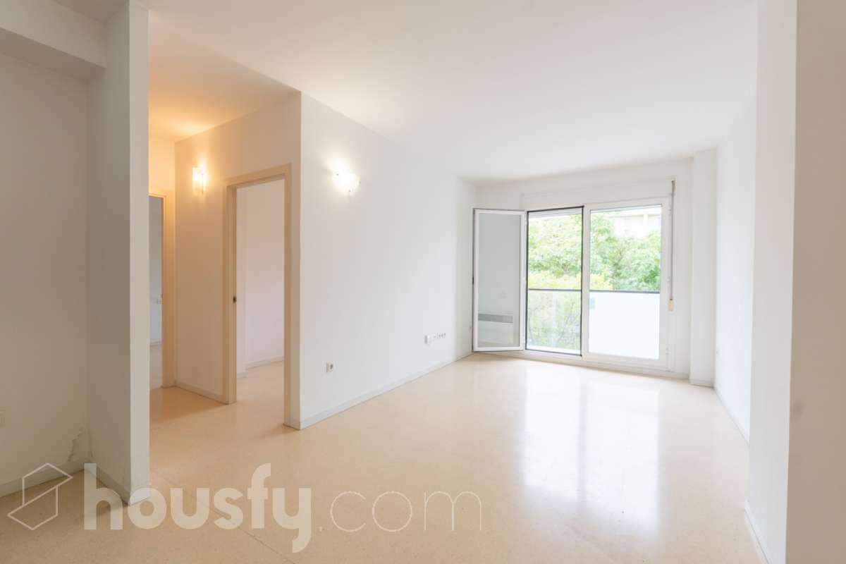 Housfy vende PISO CON TERRAZA, PARKING Y TRASTERO EN LA RAMBLA DE SANT JORDI, VILANOVA I LA GELTRÚ ¡Vive con comodidad en una de las zonas más prácticas de Vilanova i la Geltrú! Te presentamos este acogedor piso situado en la Rambla de Sant Jordi, en una finca del año 2009 con ascensor, que destaca por su buena distribución y sus excelentes complementos. La vivienda dispone de dos habitaciones, un baño completo con plato de ducha, zona de lavadero independiente y una agradable terraza orientada al oeste, con vistas y salida directa hacia la Rambla, ideal para disfrutar de la luz de la tarde y de un espacio exterior en tu día a día. Además, incluye plaza de parking y trastero, dos comodidades que aportan un valor añadido y facilitan enormemente el día a día. Ubicado en una finca moderna con ascensor, este piso es una excelente oportunidad tanto para quienes buscan su primera vivienda como para quienes desean invertir en una propiedad en Vilanova i la Geltrú. ¡No dejes escapar esta oportunidad! Contacta con nosotros para más información o para concertar una visita. Aviso legal El precio de venta no incluye gastos de la compraventa como notaría, registro, impuestos, ni tampoco honorarios agencia. Esta publicación no es vinculante. Consulta siempre la nota simple con Housfy antes de formalizar la compraventa. Sobre nosotros Housfy es la plataforma integral de servicios inmobiliarios. Nuestra combinación de expertos y tecnología pone al alcance de todo el mundo servicios cómodos, claros y seguros. AICAT número: 7922. Nos encargamos de la gestión y asesoramiento de la compra. ¡Olvídate de todo! Hacemos los trámites por ti. Y, si además necesitas financiación, ponemos a tu disposición un bróker hipotecario para ayudarte a conseguir las mejores condiciones para tu perfil económico. ¿Quieres visitarla? Contacta con Housfy y agenda tu visita sin compromiso. Más información en: housfy.com En cumplimiento de la Ley 8/2026 en Cataluña, el certificado de presencia o ausencia de amianto se encuentra en proceso de tramitación.-5