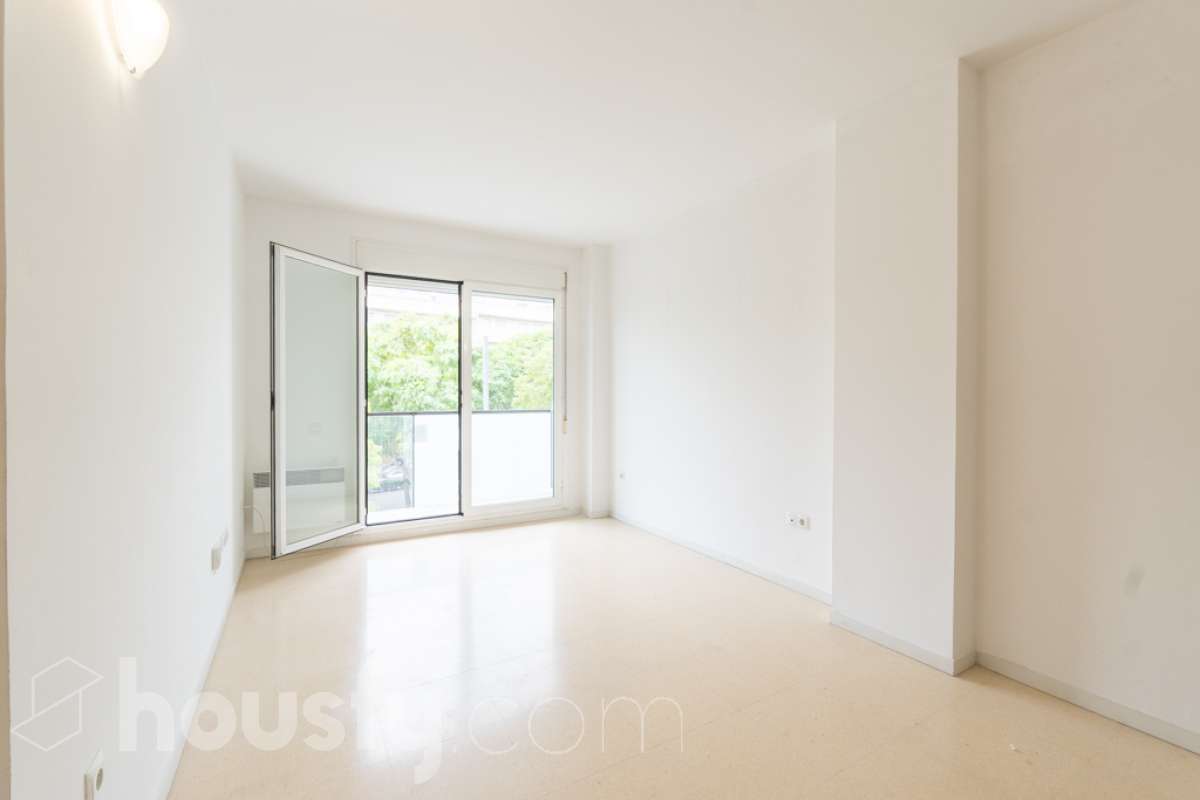 Housfy vende PISO CON TERRAZA, PARKING Y TRASTERO EN LA RAMBLA DE SANT JORDI, VILANOVA I LA GELTRÚ ¡Vive con comodidad en una de las zonas más prácticas de Vilanova i la Geltrú! Te presentamos este acogedor piso situado en la Rambla de Sant Jordi, en una finca del año 2009 con ascensor, que destaca por su buena distribución y sus excelentes complementos. La vivienda dispone de dos habitaciones, un baño completo con plato de ducha, zona de lavadero independiente y una agradable terraza orientada al oeste, con vistas y salida directa hacia la Rambla, ideal para disfrutar de la luz de la tarde y de un espacio exterior en tu día a día. Además, incluye plaza de parking y trastero, dos comodidades que aportan un valor añadido y facilitan enormemente el día a día. Ubicado en una finca moderna con ascensor, este piso es una excelente oportunidad tanto para quienes buscan su primera vivienda como para quienes desean invertir en una propiedad en Vilanova i la Geltrú. ¡No dejes escapar esta oportunidad! Contacta con nosotros para más información o para concertar una visita. Aviso legal El precio de venta no incluye gastos de la compraventa como notaría, registro, impuestos, ni tampoco honorarios agencia. Esta publicación no es vinculante. Consulta siempre la nota simple con Housfy antes de formalizar la compraventa. Sobre nosotros Housfy es la plataforma integral de servicios inmobiliarios. Nuestra combinación de expertos y tecnología pone al alcance de todo el mundo servicios cómodos, claros y seguros. AICAT número: 7922. Nos encargamos de la gestión y asesoramiento de la compra. ¡Olvídate de todo! Hacemos los trámites por ti. Y, si además necesitas financiación, ponemos a tu disposición un bróker hipotecario para ayudarte a conseguir las mejores condiciones para tu perfil económico. ¿Quieres visitarla? Contacta con Housfy y agenda tu visita sin compromiso. Más información en: housfy.com En cumplimiento de la Ley 8/2026 en Cataluña, el certificado de presencia o ausencia de amianto se encuentra en proceso de tramitación.-6