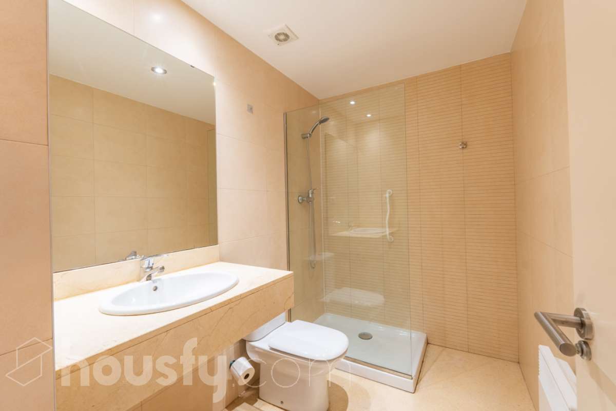 Housfy vende PISO CON TERRAZA, PARKING Y TRASTERO EN LA RAMBLA DE SANT JORDI, VILANOVA I LA GELTRÚ ¡Vive con comodidad en una de las zonas más prácticas de Vilanova i la Geltrú! Te presentamos este acogedor piso situado en la Rambla de Sant Jordi, en una finca del año 2009 con ascensor, que destaca por su buena distribución y sus excelentes complementos. La vivienda dispone de dos habitaciones, un baño completo con plato de ducha, zona de lavadero independiente y una agradable terraza orientada al oeste, con vistas y salida directa hacia la Rambla, ideal para disfrutar de la luz de la tarde y de un espacio exterior en tu día a día. Además, incluye plaza de parking y trastero, dos comodidades que aportan un valor añadido y facilitan enormemente el día a día. Ubicado en una finca moderna con ascensor, este piso es una excelente oportunidad tanto para quienes buscan su primera vivienda como para quienes desean invertir en una propiedad en Vilanova i la Geltrú. ¡No dejes escapar esta oportunidad! Contacta con nosotros para más información o para concertar una visita. Aviso legal El precio de venta no incluye gastos de la compraventa como notaría, registro, impuestos, ni tampoco honorarios agencia. Esta publicación no es vinculante. Consulta siempre la nota simple con Housfy antes de formalizar la compraventa. Sobre nosotros Housfy es la plataforma integral de servicios inmobiliarios. Nuestra combinación de expertos y tecnología pone al alcance de todo el mundo servicios cómodos, claros y seguros. AICAT número: 7922. Nos encargamos de la gestión y asesoramiento de la compra. ¡Olvídate de todo! Hacemos los trámites por ti. Y, si además necesitas financiación, ponemos a tu disposición un bróker hipotecario para ayudarte a conseguir las mejores condiciones para tu perfil económico. ¿Quieres visitarla? Contacta con Housfy y agenda tu visita sin compromiso. Más información en: housfy.com En cumplimiento de la Ley 8/2026 en Cataluña, el certificado de presencia o ausencia de amianto se encuentra en proceso de tramitación.-10