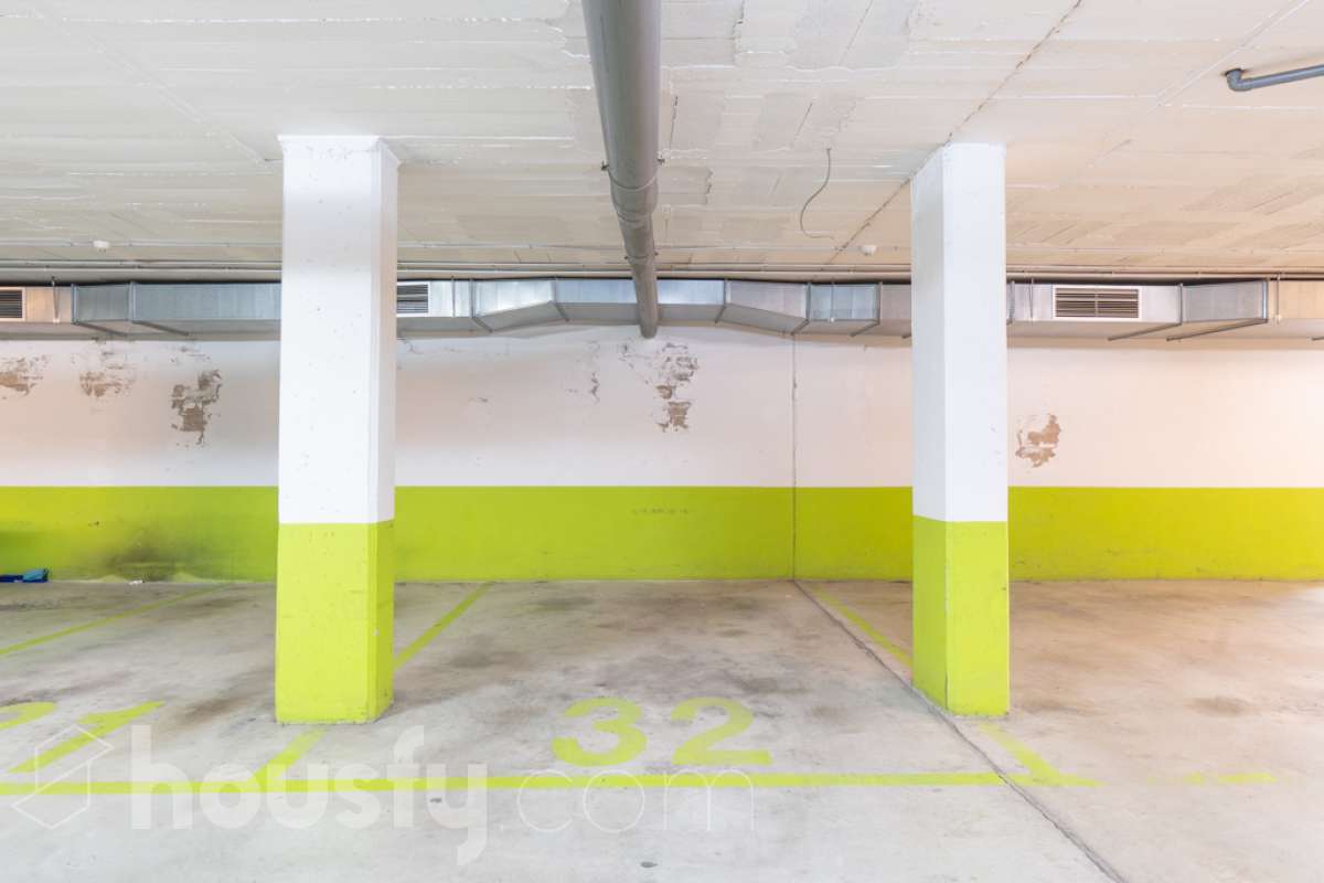 Housfy vende PISO CON TERRAZA, PARKING Y TRASTERO EN LA RAMBLA DE SANT JORDI, VILANOVA I LA GELTRÚ ¡Vive con comodidad en una de las zonas más prácticas de Vilanova i la Geltrú! Te presentamos este acogedor piso situado en la Rambla de Sant Jordi, en una finca del año 2009 con ascensor, que destaca por su buena distribución y sus excelentes complementos. La vivienda dispone de dos habitaciones, un baño completo con plato de ducha, zona de lavadero independiente y una agradable terraza orientada al oeste, con vistas y salida directa hacia la Rambla, ideal para disfrutar de la luz de la tarde y de un espacio exterior en tu día a día. Además, incluye plaza de parking y trastero, dos comodidades que aportan un valor añadido y facilitan enormemente el día a día. Ubicado en una finca moderna con ascensor, este piso es una excelente oportunidad tanto para quienes buscan su primera vivienda como para quienes desean invertir en una propiedad en Vilanova i la Geltrú. ¡No dejes escapar esta oportunidad! Contacta con nosotros para más información o para concertar una visita. Aviso legal El precio de venta no incluye gastos de la compraventa como notaría, registro, impuestos, ni tampoco honorarios agencia. Esta publicación no es vinculante. Consulta siempre la nota simple con Housfy antes de formalizar la compraventa. Sobre nosotros Housfy es la plataforma integral de servicios inmobiliarios. Nuestra combinación de expertos y tecnología pone al alcance de todo el mundo servicios cómodos, claros y seguros. AICAT número: 7922. Nos encargamos de la gestión y asesoramiento de la compra. ¡Olvídate de todo! Hacemos los trámites por ti. Y, si además necesitas financiación, ponemos a tu disposición un bróker hipotecario para ayudarte a conseguir las mejores condiciones para tu perfil económico. ¿Quieres visitarla? Contacta con Housfy y agenda tu visita sin compromiso. Más información en: housfy.com En cumplimiento de la Ley 8/2026 en Cataluña, el certificado de presencia o ausencia de amianto se encuentra en proceso de tramitación.-25
