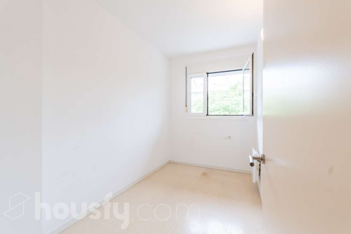 Housfy vende PISO CON TERRAZA, PARKING Y TRASTERO EN LA RAMBLA DE SANT JORDI, VILANOVA I LA GELTRÚ ¡Vive con comodidad en una de las zonas más prácticas de Vilanova i la Geltrú! Te presentamos este acogedor piso situado en la Rambla de Sant Jordi, en una finca del año 2009 con ascensor, que destaca por su buena distribución y sus excelentes complementos. La vivienda dispone de dos habitaciones, un baño completo con plato de ducha, zona de lavadero independiente y una agradable terraza orientada al oeste, con vistas y salida directa hacia la Rambla, ideal para disfrutar de la luz de la tarde y de un espacio exterior en tu día a día. Además, incluye plaza de parking y trastero, dos comodidades que aportan un valor añadido y facilitan enormemente el día a día. Ubicado en una finca moderna con ascensor, este piso es una excelente oportunidad tanto para quienes buscan su primera vivienda como para quienes desean invertir en una propiedad en Vilanova i la Geltrú. ¡No dejes escapar esta oportunidad! Contacta con nosotros para más información o para concertar una visita. Aviso legal El precio de venta no incluye gastos de la compraventa como notaría, registro, impuestos, ni tampoco honorarios agencia. Esta publicación no es vinculante. Consulta siempre la nota simple con Housfy antes de formalizar la compraventa. Sobre nosotros Housfy es la plataforma integral de servicios inmobiliarios. Nuestra combinación de expertos y tecnología pone al alcance de todo el mundo servicios cómodos, claros y seguros. AICAT número: 7922. Nos encargamos de la gestión y asesoramiento de la compra. ¡Olvídate de todo! Hacemos los trámites por ti. Y, si además necesitas financiación, ponemos a tu disposición un bróker hipotecario para ayudarte a conseguir las mejores condiciones para tu perfil económico. ¿Quieres visitarla? Contacta con Housfy y agenda tu visita sin compromiso. Más información en: housfy.com En cumplimiento de la Ley 8/2026 en Cataluña, el certificado de presencia o ausencia de amianto se encuentra en proceso de tramitación.-14