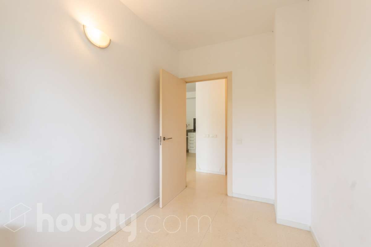 Housfy vende PISO CON TERRAZA, PARKING Y TRASTERO EN LA RAMBLA DE SANT JORDI, VILANOVA I LA GELTRÚ ¡Vive con comodidad en una de las zonas más prácticas de Vilanova i la Geltrú! Te presentamos este acogedor piso situado en la Rambla de Sant Jordi, en una finca del año 2009 con ascensor, que destaca por su buena distribución y sus excelentes complementos. La vivienda dispone de dos habitaciones, un baño completo con plato de ducha, zona de lavadero independiente y una agradable terraza orientada al oeste, con vistas y salida directa hacia la Rambla, ideal para disfrutar de la luz de la tarde y de un espacio exterior en tu día a día. Además, incluye plaza de parking y trastero, dos comodidades que aportan un valor añadido y facilitan enormemente el día a día. Ubicado en una finca moderna con ascensor, este piso es una excelente oportunidad tanto para quienes buscan su primera vivienda como para quienes desean invertir en una propiedad en Vilanova i la Geltrú. ¡No dejes escapar esta oportunidad! Contacta con nosotros para más información o para concertar una visita. Aviso legal El precio de venta no incluye gastos de la compraventa como notaría, registro, impuestos, ni tampoco honorarios agencia. Esta publicación no es vinculante. Consulta siempre la nota simple con Housfy antes de formalizar la compraventa. Sobre nosotros Housfy es la plataforma integral de servicios inmobiliarios. Nuestra combinación de expertos y tecnología pone al alcance de todo el mundo servicios cómodos, claros y seguros. AICAT número: 7922. Nos encargamos de la gestión y asesoramiento de la compra. ¡Olvídate de todo! Hacemos los trámites por ti. Y, si además necesitas financiación, ponemos a tu disposición un bróker hipotecario para ayudarte a conseguir las mejores condiciones para tu perfil económico. ¿Quieres visitarla? Contacta con Housfy y agenda tu visita sin compromiso. Más información en: housfy.com En cumplimiento de la Ley 8/2026 en Cataluña, el certificado de presencia o ausencia de amianto se encuentra en proceso de tramitación.-16