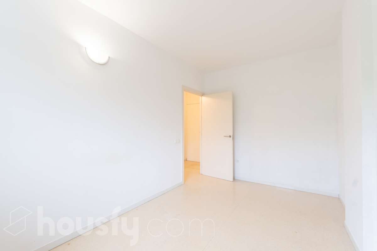 Housfy vende PISO CON TERRAZA, PARKING Y TRASTERO EN LA RAMBLA DE SANT JORDI, VILANOVA I LA GELTRÚ ¡Vive con comodidad en una de las zonas más prácticas de Vilanova i la Geltrú! Te presentamos este acogedor piso situado en la Rambla de Sant Jordi, en una finca del año 2009 con ascensor, que destaca por su buena distribución y sus excelentes complementos. La vivienda dispone de dos habitaciones, un baño completo con plato de ducha, zona de lavadero independiente y una agradable terraza orientada al oeste, con vistas y salida directa hacia la Rambla, ideal para disfrutar de la luz de la tarde y de un espacio exterior en tu día a día. Además, incluye plaza de parking y trastero, dos comodidades que aportan un valor añadido y facilitan enormemente el día a día. Ubicado en una finca moderna con ascensor, este piso es una excelente oportunidad tanto para quienes buscan su primera vivienda como para quienes desean invertir en una propiedad en Vilanova i la Geltrú. ¡No dejes escapar esta oportunidad! Contacta con nosotros para más información o para concertar una visita. Aviso legal El precio de venta no incluye gastos de la compraventa como notaría, registro, impuestos, ni tampoco honorarios agencia. Esta publicación no es vinculante. Consulta siempre la nota simple con Housfy antes de formalizar la compraventa. Sobre nosotros Housfy es la plataforma integral de servicios inmobiliarios. Nuestra combinación de expertos y tecnología pone al alcance de todo el mundo servicios cómodos, claros y seguros. AICAT número: 7922. Nos encargamos de la gestión y asesoramiento de la compra. ¡Olvídate de todo! Hacemos los trámites por ti. Y, si además necesitas financiación, ponemos a tu disposición un bróker hipotecario para ayudarte a conseguir las mejores condiciones para tu perfil económico. ¿Quieres visitarla? Contacta con Housfy y agenda tu visita sin compromiso. Más información en: housfy.com En cumplimiento de la Ley 8/2026 en Cataluña, el certificado de presencia o ausencia de amianto se encuentra en proceso de tramitación.-19