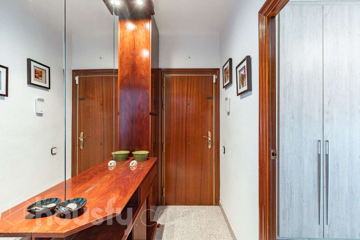 Housfy vende 🏡 luminoso piso, ubicado en Cornellà de Llobregat, el cuál consta de 52 m² útiles (verificados con la Dirección General de Catastro). Construido en el año: 1961. Distribución de estancias -Salón-comedor -2 Dormitorios -1 Baño -Cocina equipada Características específicas -Cédula de habitabilidad -Ascensor -Amueblado Zona y entorno Respecto a la ubicación, se sitúa en Cornellà de Llobregat, municipio de Barcelona. Esta propiedad se encuentra cerca de transporte público, colegios, supermercados y farmacias. Aviso legal El precio de venta no incluye gastos de la compraventa como notaría, registro, impuestos, ni tampoco honorarios agencia. Esta publicación no es vinculante. Consulta siempre la nota simple con Housfy antes de formalizar la compraventa. Sobre nosotros Housfy es la plataforma integral de servicios inmobiliarios. Nuestra combinación de expertos y tecnología pone al alcance de todo el mundo servicios cómodos, claros y seguros. AICAT número: 7922. Nos encargamos de la gestión y asesoramiento de la compra. ¡Olvídate de todo! Hacemos los trámites por ti. Y, si además necesitas financiación, ponemos a tu disposición un bróker hipotecario para ayudarte a conseguir las mejores condiciones para tu perfil económico. ¿Quieres visitarla? Contacta con Housfy y agenda tu visita sin compromiso. Más información en: housfy.com En cumplimiento de la Ley 8/2026 en Cataluña, el certificado de presencia o ausencia de amianto se encuentra en proceso de tramitación.-27