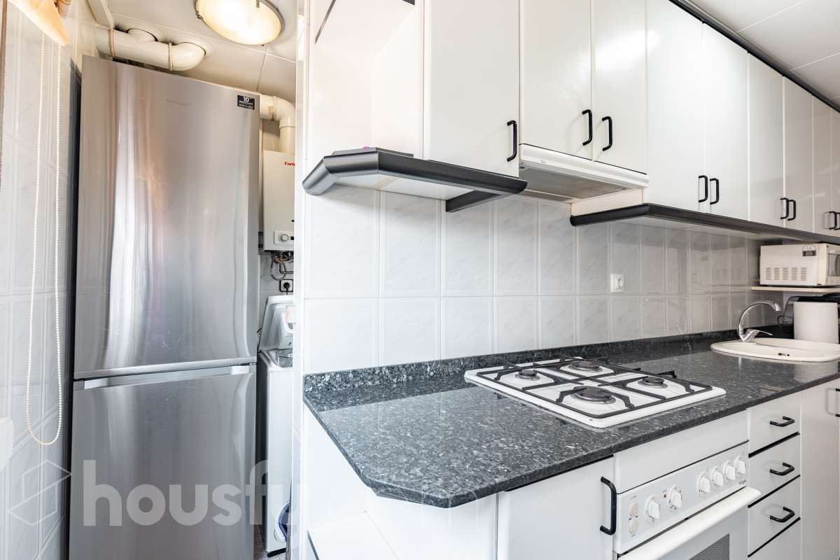 Housfy vende 🏡 luminoso piso, ubicado en Cornellà de Llobregat, el cuál consta de 52 m² útiles (verificados con la Dirección General de Catastro). Construido en el año: 1961. Distribución de estancias -Salón-comedor -2 Dormitorios -1 Baño -Cocina equipada Características específicas -Cédula de habitabilidad -Ascensor -Amueblado Zona y entorno Respecto a la ubicación, se sitúa en Cornellà de Llobregat, municipio de Barcelona. Esta propiedad se encuentra cerca de transporte público, colegios, supermercados y farmacias. Aviso legal El precio de venta no incluye gastos de la compraventa como notaría, registro, impuestos, ni tampoco honorarios agencia. Esta publicación no es vinculante. Consulta siempre la nota simple con Housfy antes de formalizar la compraventa. Sobre nosotros Housfy es la plataforma integral de servicios inmobiliarios. Nuestra combinación de expertos y tecnología pone al alcance de todo el mundo servicios cómodos, claros y seguros. AICAT número: 7922. Nos encargamos de la gestión y asesoramiento de la compra. ¡Olvídate de todo! Hacemos los trámites por ti. Y, si además necesitas financiación, ponemos a tu disposición un bróker hipotecario para ayudarte a conseguir las mejores condiciones para tu perfil económico. ¿Quieres visitarla? Contacta con Housfy y agenda tu visita sin compromiso. Más información en: housfy.com En cumplimiento de la Ley 8/2026 en Cataluña, el certificado de presencia o ausencia de amianto se encuentra en proceso de tramitación.-18