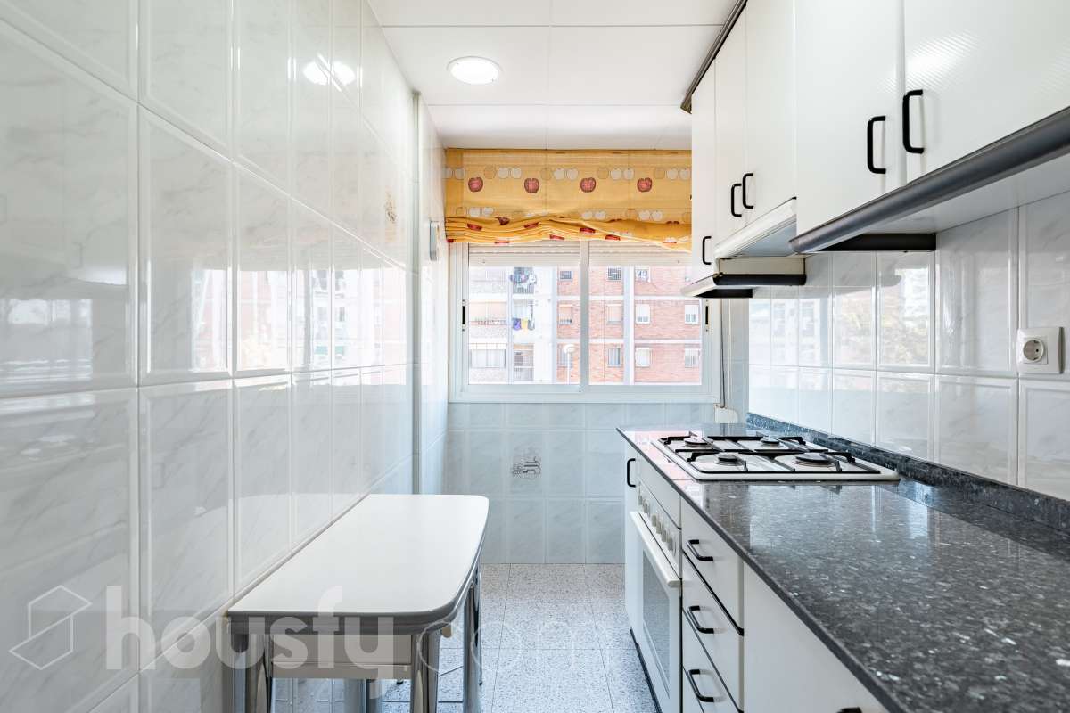 Housfy vende 🏡 luminoso piso, ubicado en Cornellà de Llobregat, el cuál consta de 52 m² útiles (verificados con la Dirección General de Catastro). Construido en el año: 1961. Distribución de estancias -Salón-comedor -2 Dormitorios -1 Baño -Cocina equipada Características específicas -Cédula de habitabilidad -Ascensor -Amueblado Zona y entorno Respecto a la ubicación, se sitúa en Cornellà de Llobregat, municipio de Barcelona. Esta propiedad se encuentra cerca de transporte público, colegios, supermercados y farmacias. Aviso legal El precio de venta no incluye gastos de la compraventa como notaría, registro, impuestos, ni tampoco honorarios agencia. Esta publicación no es vinculante. Consulta siempre la nota simple con Housfy antes de formalizar la compraventa. Sobre nosotros Housfy es la plataforma integral de servicios inmobiliarios. Nuestra combinación de expertos y tecnología pone al alcance de todo el mundo servicios cómodos, claros y seguros. AICAT número: 7922. Nos encargamos de la gestión y asesoramiento de la compra. ¡Olvídate de todo! Hacemos los trámites por ti. Y, si además necesitas financiación, ponemos a tu disposición un bróker hipotecario para ayudarte a conseguir las mejores condiciones para tu perfil económico. ¿Quieres visitarla? Contacta con Housfy y agenda tu visita sin compromiso. Más información en: housfy.com En cumplimiento de la Ley 8/2026 en Cataluña, el certificado de presencia o ausencia de amianto se encuentra en proceso de tramitación.-15