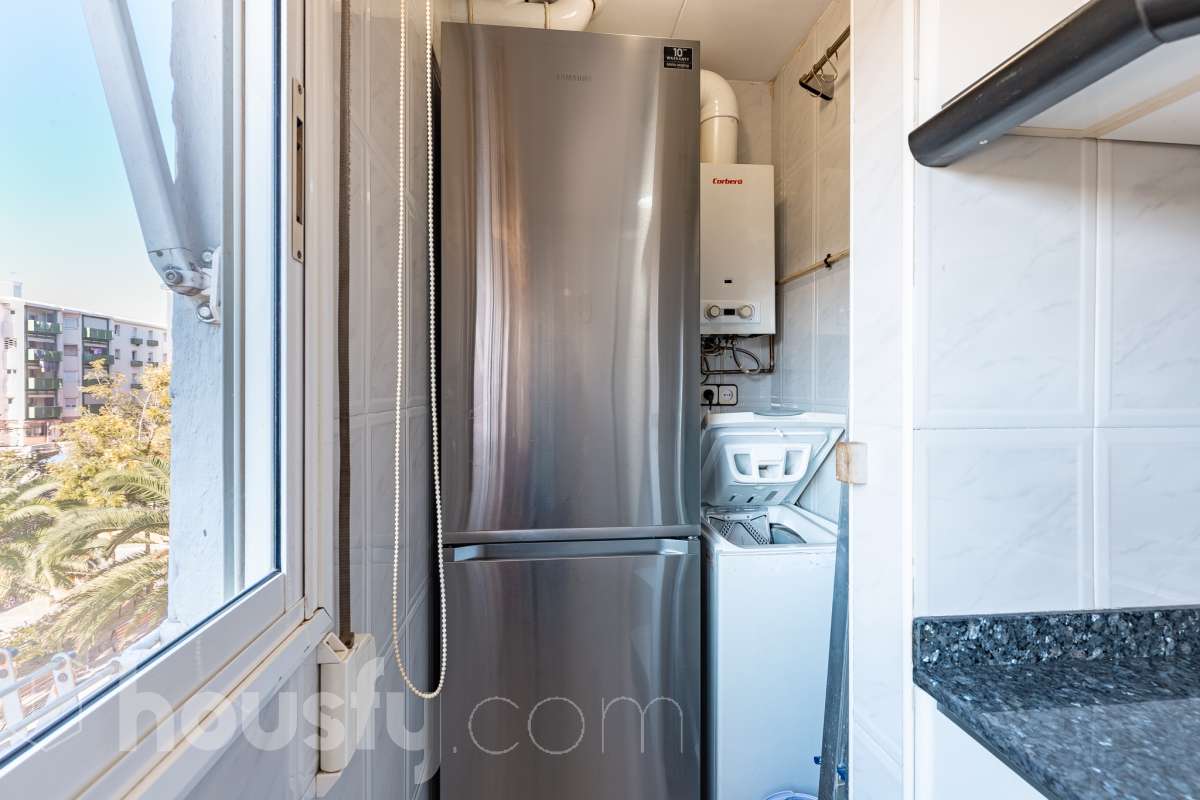 Housfy vende 🏡 luminoso piso, ubicado en Cornellà de Llobregat, el cuál consta de 52 m² útiles (verificados con la Dirección General de Catastro). Construido en el año: 1961. Distribución de estancias -Salón-comedor -2 Dormitorios -1 Baño -Cocina equipada Características específicas -Cédula de habitabilidad -Ascensor -Amueblado Zona y entorno Respecto a la ubicación, se sitúa en Cornellà de Llobregat, municipio de Barcelona. Esta propiedad se encuentra cerca de transporte público, colegios, supermercados y farmacias. Aviso legal El precio de venta no incluye gastos de la compraventa como notaría, registro, impuestos, ni tampoco honorarios agencia. Esta publicación no es vinculante. Consulta siempre la nota simple con Housfy antes de formalizar la compraventa. Sobre nosotros Housfy es la plataforma integral de servicios inmobiliarios. Nuestra combinación de expertos y tecnología pone al alcance de todo el mundo servicios cómodos, claros y seguros. AICAT número: 7922. Nos encargamos de la gestión y asesoramiento de la compra. ¡Olvídate de todo! Hacemos los trámites por ti. Y, si además necesitas financiación, ponemos a tu disposición un bróker hipotecario para ayudarte a conseguir las mejores condiciones para tu perfil económico. ¿Quieres visitarla? Contacta con Housfy y agenda tu visita sin compromiso. Más información en: housfy.com En cumplimiento de la Ley 8/2026 en Cataluña, el certificado de presencia o ausencia de amianto se encuentra en proceso de tramitación.-19