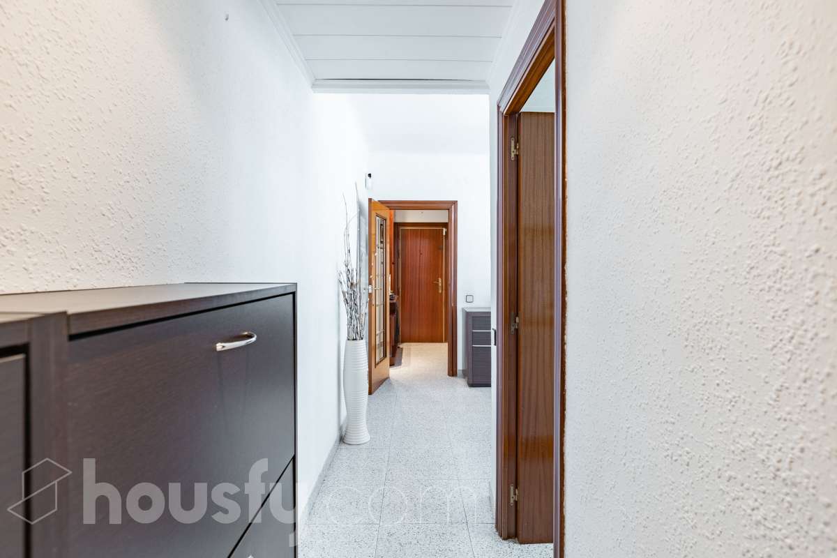 Housfy vende 🏡 luminoso piso, ubicado en Cornellà de Llobregat, el cuál consta de 52 m² útiles (verificados con la Dirección General de Catastro). Construido en el año: 1961. Distribución de estancias -Salón-comedor -2 Dormitorios -1 Baño -Cocina equipada Características específicas -Cédula de habitabilidad -Ascensor -Amueblado Zona y entorno Respecto a la ubicación, se sitúa en Cornellà de Llobregat, municipio de Barcelona. Esta propiedad se encuentra cerca de transporte público, colegios, supermercados y farmacias. Aviso legal El precio de venta no incluye gastos de la compraventa como notaría, registro, impuestos, ni tampoco honorarios agencia. Esta publicación no es vinculante. Consulta siempre la nota simple con Housfy antes de formalizar la compraventa. Sobre nosotros Housfy es la plataforma integral de servicios inmobiliarios. Nuestra combinación de expertos y tecnología pone al alcance de todo el mundo servicios cómodos, claros y seguros. AICAT número: 7922. Nos encargamos de la gestión y asesoramiento de la compra. ¡Olvídate de todo! Hacemos los trámites por ti. Y, si además necesitas financiación, ponemos a tu disposición un bróker hipotecario para ayudarte a conseguir las mejores condiciones para tu perfil económico. ¿Quieres visitarla? Contacta con Housfy y agenda tu visita sin compromiso. Más información en: housfy.com En cumplimiento de la Ley 8/2026 en Cataluña, el certificado de presencia o ausencia de amianto se encuentra en proceso de tramitación.-28
