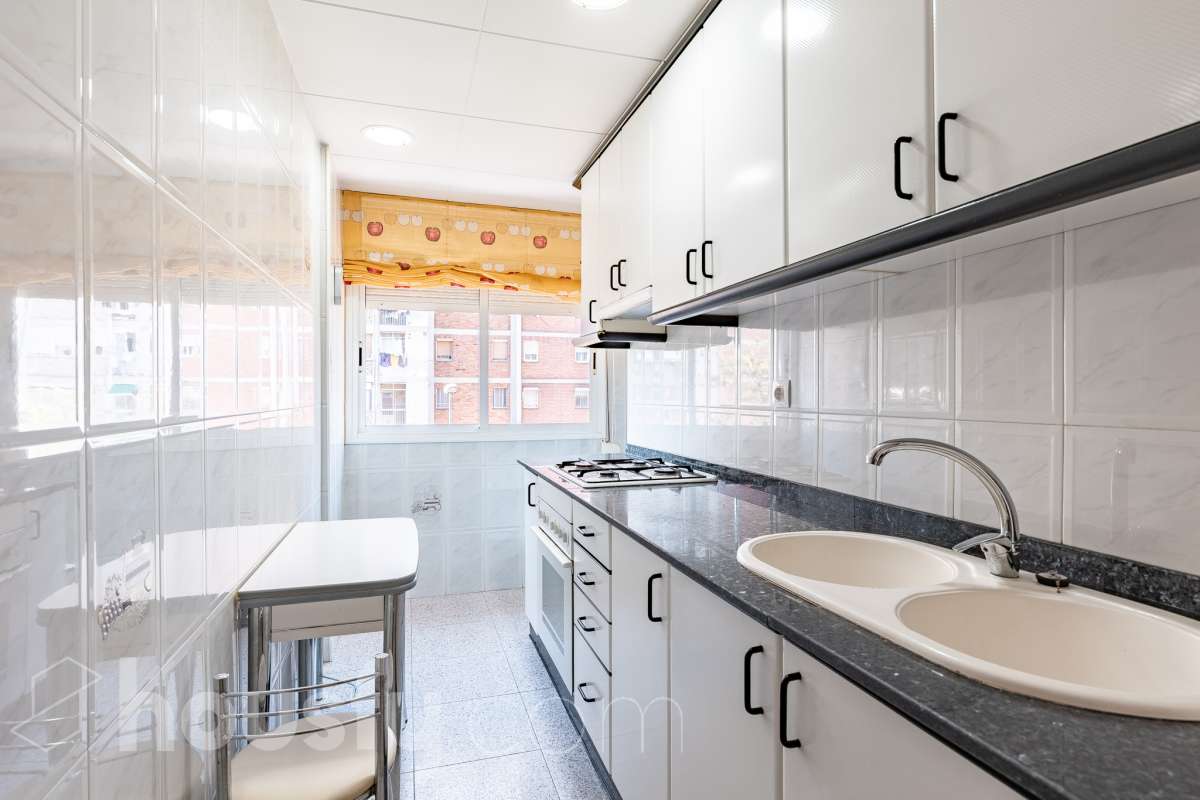 Housfy vende 🏡 luminoso piso, ubicado en Cornellà de Llobregat, el cuál consta de 52 m² útiles (verificados con la Dirección General de Catastro). Construido en el año: 1961. Distribución de estancias -Salón-comedor -2 Dormitorios -1 Baño -Cocina equipada Características específicas -Cédula de habitabilidad -Ascensor -Amueblado Zona y entorno Respecto a la ubicación, se sitúa en Cornellà de Llobregat, municipio de Barcelona. Esta propiedad se encuentra cerca de transporte público, colegios, supermercados y farmacias. Aviso legal El precio de venta no incluye gastos de la compraventa como notaría, registro, impuestos, ni tampoco honorarios agencia. Esta publicación no es vinculante. Consulta siempre la nota simple con Housfy antes de formalizar la compraventa. Sobre nosotros Housfy es la plataforma integral de servicios inmobiliarios. Nuestra combinación de expertos y tecnología pone al alcance de todo el mundo servicios cómodos, claros y seguros. AICAT número: 7922. Nos encargamos de la gestión y asesoramiento de la compra. ¡Olvídate de todo! Hacemos los trámites por ti. Y, si además necesitas financiación, ponemos a tu disposición un bróker hipotecario para ayudarte a conseguir las mejores condiciones para tu perfil económico. ¿Quieres visitarla? Contacta con Housfy y agenda tu visita sin compromiso. Más información en: housfy.com En cumplimiento de la Ley 8/2026 en Cataluña, el certificado de presencia o ausencia de amianto se encuentra en proceso de tramitación.-14