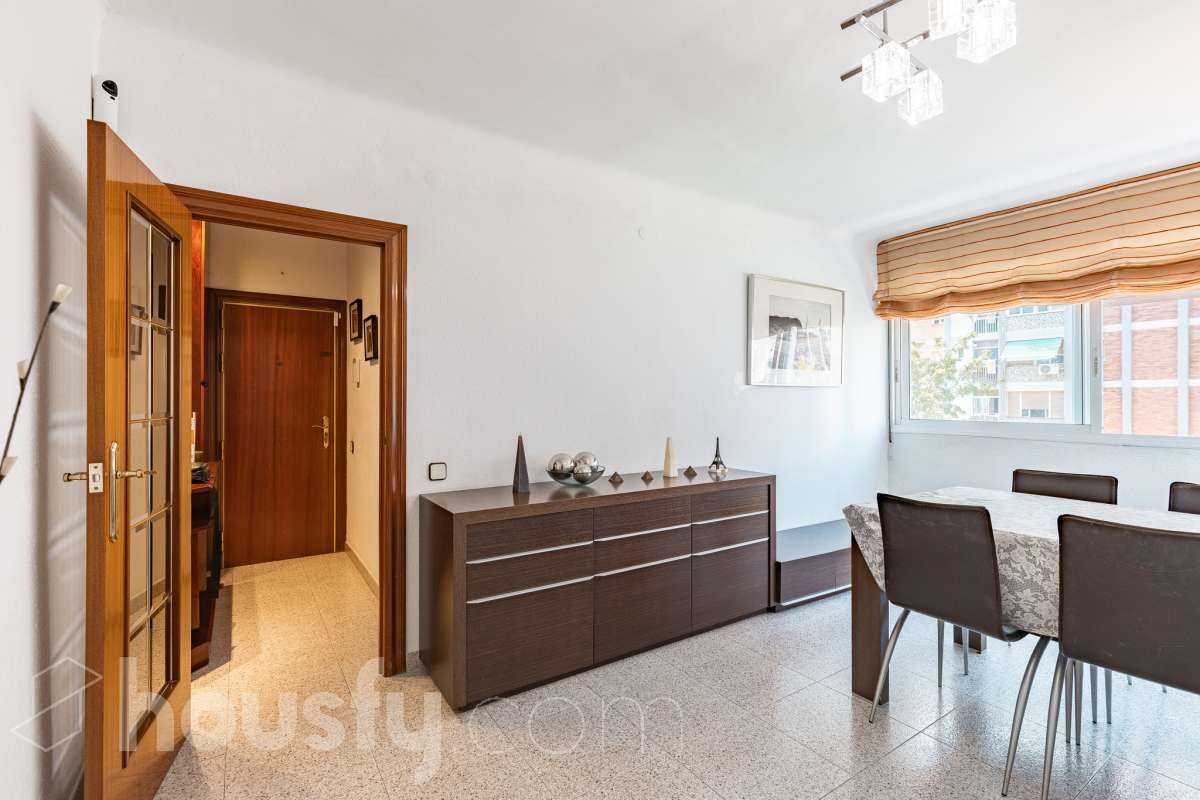 Housfy vende 🏡 luminoso piso, ubicado en Cornellà de Llobregat, el cuál consta de 52 m² útiles (verificados con la Dirección General de Catastro). Construido en el año: 1961. Distribución de estancias -Salón-comedor -2 Dormitorios -1 Baño -Cocina equipada Características específicas -Cédula de habitabilidad -Ascensor -Amueblado Zona y entorno Respecto a la ubicación, se sitúa en Cornellà de Llobregat, municipio de Barcelona. Esta propiedad se encuentra cerca de transporte público, colegios, supermercados y farmacias. Aviso legal El precio de venta no incluye gastos de la compraventa como notaría, registro, impuestos, ni tampoco honorarios agencia. Esta publicación no es vinculante. Consulta siempre la nota simple con Housfy antes de formalizar la compraventa. Sobre nosotros Housfy es la plataforma integral de servicios inmobiliarios. Nuestra combinación de expertos y tecnología pone al alcance de todo el mundo servicios cómodos, claros y seguros. AICAT número: 7922. Nos encargamos de la gestión y asesoramiento de la compra. ¡Olvídate de todo! Hacemos los trámites por ti. Y, si además necesitas financiación, ponemos a tu disposición un bróker hipotecario para ayudarte a conseguir las mejores condiciones para tu perfil económico. ¿Quieres visitarla? Contacta con Housfy y agenda tu visita sin compromiso. Más información en: housfy.com En cumplimiento de la Ley 8/2026 en Cataluña, el certificado de presencia o ausencia de amianto se encuentra en proceso de tramitación.-3