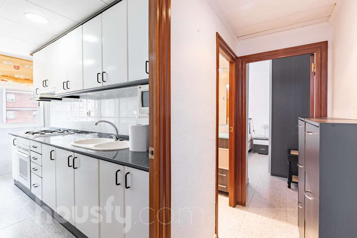 Housfy vende 🏡 luminoso piso, ubicado en Cornellà de Llobregat, el cuál consta de 52 m² útiles (verificados con la Dirección General de Catastro). Construido en el año: 1961. Distribución de estancias -Salón-comedor -2 Dormitorios -1 Baño -Cocina equipada Características específicas -Cédula de habitabilidad -Ascensor -Amueblado Zona y entorno Respecto a la ubicación, se sitúa en Cornellà de Llobregat, municipio de Barcelona. Esta propiedad se encuentra cerca de transporte público, colegios, supermercados y farmacias. Aviso legal El precio de venta no incluye gastos de la compraventa como notaría, registro, impuestos, ni tampoco honorarios agencia. Esta publicación no es vinculante. Consulta siempre la nota simple con Housfy antes de formalizar la compraventa. Sobre nosotros Housfy es la plataforma integral de servicios inmobiliarios. Nuestra combinación de expertos y tecnología pone al alcance de todo el mundo servicios cómodos, claros y seguros. AICAT número: 7922. Nos encargamos de la gestión y asesoramiento de la compra. ¡Olvídate de todo! Hacemos los trámites por ti. Y, si además necesitas financiación, ponemos a tu disposición un bróker hipotecario para ayudarte a conseguir las mejores condiciones para tu perfil económico. ¿Quieres visitarla? Contacta con Housfy y agenda tu visita sin compromiso. Más información en: housfy.com En cumplimiento de la Ley 8/2026 en Cataluña, el certificado de presencia o ausencia de amianto se encuentra en proceso de tramitación.-20