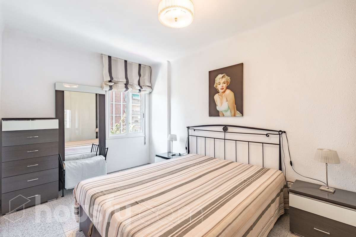 Housfy vende 🏡 luminoso piso, ubicado en Cornellà de Llobregat, el cuál consta de 52 m² útiles (verificados con la Dirección General de Catastro). Construido en el año: 1961. Distribución de estancias -Salón-comedor -2 Dormitorios -1 Baño -Cocina equipada Características específicas -Cédula de habitabilidad -Ascensor -Amueblado Zona y entorno Respecto a la ubicación, se sitúa en Cornellà de Llobregat, municipio de Barcelona. Esta propiedad se encuentra cerca de transporte público, colegios, supermercados y farmacias. Aviso legal El precio de venta no incluye gastos de la compraventa como notaría, registro, impuestos, ni tampoco honorarios agencia. Esta publicación no es vinculante. Consulta siempre la nota simple con Housfy antes de formalizar la compraventa. Sobre nosotros Housfy es la plataforma integral de servicios inmobiliarios. Nuestra combinación de expertos y tecnología pone al alcance de todo el mundo servicios cómodos, claros y seguros. AICAT número: 7922. Nos encargamos de la gestión y asesoramiento de la compra. ¡Olvídate de todo! Hacemos los trámites por ti. Y, si además necesitas financiación, ponemos a tu disposición un bróker hipotecario para ayudarte a conseguir las mejores condiciones para tu perfil económico. ¿Quieres visitarla? Contacta con Housfy y agenda tu visita sin compromiso. Más información en: housfy.com En cumplimiento de la Ley 8/2026 en Cataluña, el certificado de presencia o ausencia de amianto se encuentra en proceso de tramitación.-8