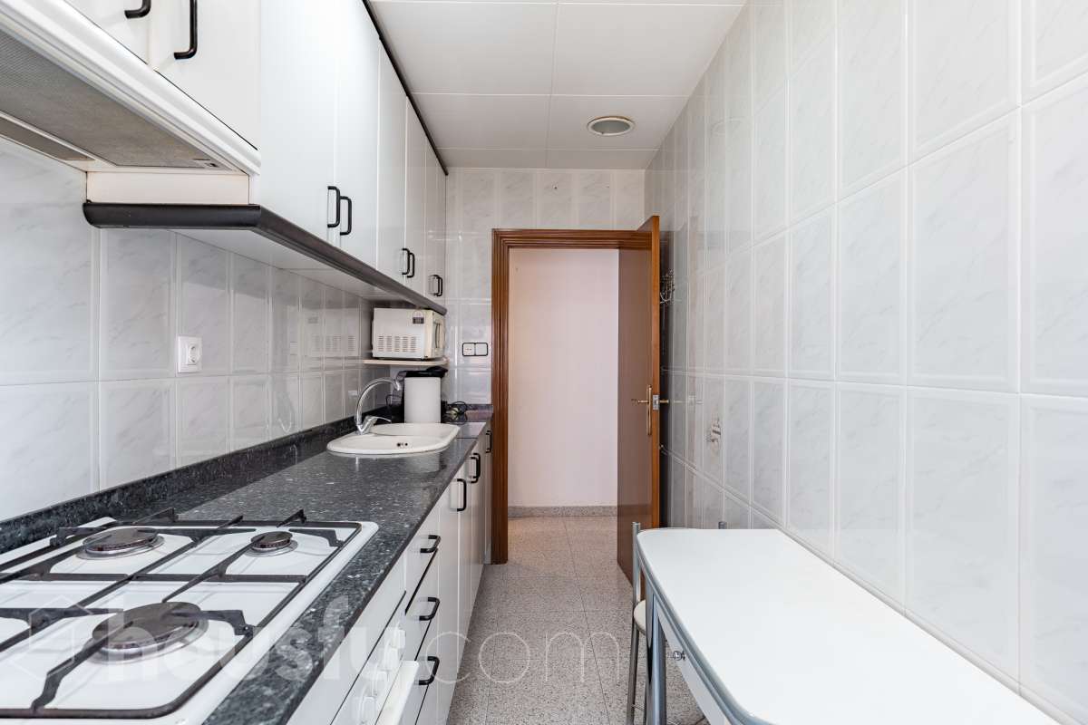 Housfy vende 🏡 luminoso piso, ubicado en Cornellà de Llobregat, el cuál consta de 52 m² útiles (verificados con la Dirección General de Catastro). Construido en el año: 1961. Distribución de estancias -Salón-comedor -2 Dormitorios -1 Baño -Cocina equipada Características específicas -Cédula de habitabilidad -Ascensor -Amueblado Zona y entorno Respecto a la ubicación, se sitúa en Cornellà de Llobregat, municipio de Barcelona. Esta propiedad se encuentra cerca de transporte público, colegios, supermercados y farmacias. Aviso legal El precio de venta no incluye gastos de la compraventa como notaría, registro, impuestos, ni tampoco honorarios agencia. Esta publicación no es vinculante. Consulta siempre la nota simple con Housfy antes de formalizar la compraventa. Sobre nosotros Housfy es la plataforma integral de servicios inmobiliarios. Nuestra combinación de expertos y tecnología pone al alcance de todo el mundo servicios cómodos, claros y seguros. AICAT número: 7922. Nos encargamos de la gestión y asesoramiento de la compra. ¡Olvídate de todo! Hacemos los trámites por ti. Y, si además necesitas financiación, ponemos a tu disposición un bróker hipotecario para ayudarte a conseguir las mejores condiciones para tu perfil económico. ¿Quieres visitarla? Contacta con Housfy y agenda tu visita sin compromiso. Más información en: housfy.com En cumplimiento de la Ley 8/2026 en Cataluña, el certificado de presencia o ausencia de amianto se encuentra en proceso de tramitación.-16