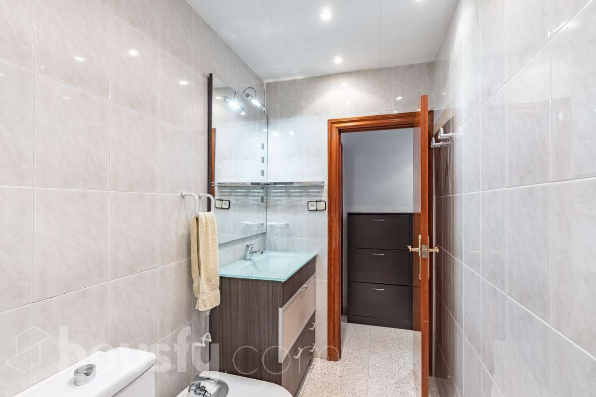 Housfy vende 🏡 luminoso piso, ubicado en Cornellà de Llobregat, el cuál consta de 52 m² útiles (verificados con la Dirección General de Catastro). Construido en el año: 1961. Distribución de estancias -Salón-comedor -2 Dormitorios -1 Baño -Cocina equipada Características específicas -Cédula de habitabilidad -Ascensor -Amueblado Zona y entorno Respecto a la ubicación, se sitúa en Cornellà de Llobregat, municipio de Barcelona. Esta propiedad se encuentra cerca de transporte público, colegios, supermercados y farmacias. Aviso legal El precio de venta no incluye gastos de la compraventa como notaría, registro, impuestos, ni tampoco honorarios agencia. Esta publicación no es vinculante. Consulta siempre la nota simple con Housfy antes de formalizar la compraventa. Sobre nosotros Housfy es la plataforma integral de servicios inmobiliarios. Nuestra combinación de expertos y tecnología pone al alcance de todo el mundo servicios cómodos, claros y seguros. AICAT número: 7922. Nos encargamos de la gestión y asesoramiento de la compra. ¡Olvídate de todo! Hacemos los trámites por ti. Y, si además necesitas financiación, ponemos a tu disposición un bróker hipotecario para ayudarte a conseguir las mejores condiciones para tu perfil económico. ¿Quieres visitarla? Contacta con Housfy y agenda tu visita sin compromiso. Más información en: housfy.com En cumplimiento de la Ley 8/2026 en Cataluña, el certificado de presencia o ausencia de amianto se encuentra en proceso de tramitación.-23