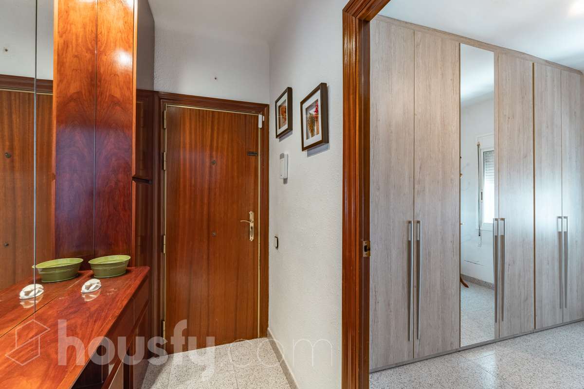 Housfy vende 🏡 luminoso piso, ubicado en Cornellà de Llobregat, el cuál consta de 52 m² útiles (verificados con la Dirección General de Catastro). Construido en el año: 1961. Distribución de estancias -Salón-comedor -2 Dormitorios -1 Baño -Cocina equipada Características específicas -Cédula de habitabilidad -Ascensor -Amueblado Zona y entorno Respecto a la ubicación, se sitúa en Cornellà de Llobregat, municipio de Barcelona. Esta propiedad se encuentra cerca de transporte público, colegios, supermercados y farmacias. Aviso legal El precio de venta no incluye gastos de la compraventa como notaría, registro, impuestos, ni tampoco honorarios agencia. Esta publicación no es vinculante. Consulta siempre la nota simple con Housfy antes de formalizar la compraventa. Sobre nosotros Housfy es la plataforma integral de servicios inmobiliarios. Nuestra combinación de expertos y tecnología pone al alcance de todo el mundo servicios cómodos, claros y seguros. AICAT número: 7922. Nos encargamos de la gestión y asesoramiento de la compra. ¡Olvídate de todo! Hacemos los trámites por ti. Y, si además necesitas financiación, ponemos a tu disposición un bróker hipotecario para ayudarte a conseguir las mejores condiciones para tu perfil económico. ¿Quieres visitarla? Contacta con Housfy y agenda tu visita sin compromiso. Más información en: housfy.com En cumplimiento de la Ley 8/2026 en Cataluña, el certificado de presencia o ausencia de amianto se encuentra en proceso de tramitación.-25