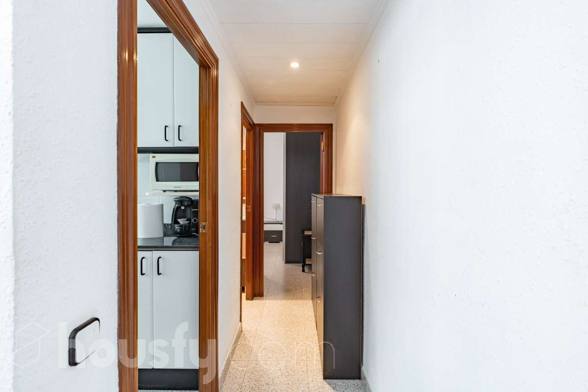 Housfy vende 🏡 luminoso piso, ubicado en Cornellà de Llobregat, el cuál consta de 52 m² útiles (verificados con la Dirección General de Catastro). Construido en el año: 1961. Distribución de estancias -Salón-comedor -2 Dormitorios -1 Baño -Cocina equipada Características específicas -Cédula de habitabilidad -Ascensor -Amueblado Zona y entorno Respecto a la ubicación, se sitúa en Cornellà de Llobregat, municipio de Barcelona. Esta propiedad se encuentra cerca de transporte público, colegios, supermercados y farmacias. Aviso legal El precio de venta no incluye gastos de la compraventa como notaría, registro, impuestos, ni tampoco honorarios agencia. Esta publicación no es vinculante. Consulta siempre la nota simple con Housfy antes de formalizar la compraventa. Sobre nosotros Housfy es la plataforma integral de servicios inmobiliarios. Nuestra combinación de expertos y tecnología pone al alcance de todo el mundo servicios cómodos, claros y seguros. AICAT número: 7922. Nos encargamos de la gestión y asesoramiento de la compra. ¡Olvídate de todo! Hacemos los trámites por ti. Y, si además necesitas financiación, ponemos a tu disposición un bróker hipotecario para ayudarte a conseguir las mejores condiciones para tu perfil económico. ¿Quieres visitarla? Contacta con Housfy y agenda tu visita sin compromiso. Más información en: housfy.com En cumplimiento de la Ley 8/2026 en Cataluña, el certificado de presencia o ausencia de amianto se encuentra en proceso de tramitación.-26