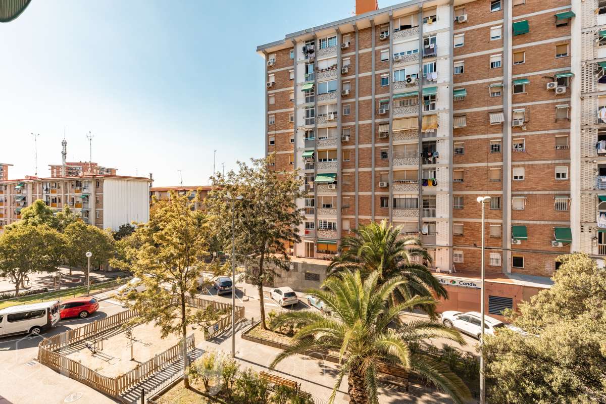 Housfy vende 🏡 luminoso piso, ubicado en Cornellà de Llobregat, el cuál consta de 52 m² útiles (verificados con la Dirección General de Catastro). Construido en el año: 1961. Distribución de estancias -Salón-comedor -2 Dormitorios -1 Baño -Cocina equipada Características específicas -Cédula de habitabilidad -Ascensor -Amueblado Zona y entorno Respecto a la ubicación, se sitúa en Cornellà de Llobregat, municipio de Barcelona. Esta propiedad se encuentra cerca de transporte público, colegios, supermercados y farmacias. Aviso legal El precio de venta no incluye gastos de la compraventa como notaría, registro, impuestos, ni tampoco honorarios agencia. Esta publicación no es vinculante. Consulta siempre la nota simple con Housfy antes de formalizar la compraventa. Sobre nosotros Housfy es la plataforma integral de servicios inmobiliarios. Nuestra combinación de expertos y tecnología pone al alcance de todo el mundo servicios cómodos, claros y seguros. AICAT número: 7922. Nos encargamos de la gestión y asesoramiento de la compra. ¡Olvídate de todo! Hacemos los trámites por ti. Y, si además necesitas financiación, ponemos a tu disposición un bróker hipotecario para ayudarte a conseguir las mejores condiciones para tu perfil económico. ¿Quieres visitarla? Contacta con Housfy y agenda tu visita sin compromiso. Más información en: housfy.com En cumplimiento de la Ley 8/2026 en Cataluña, el certificado de presencia o ausencia de amianto se encuentra en proceso de tramitación.-29