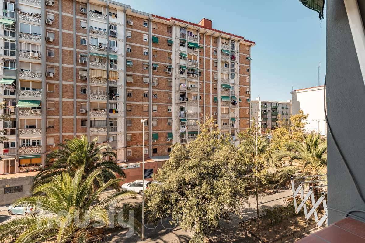 Housfy vende 🏡 luminoso piso, ubicado en Cornellà de Llobregat, el cuál consta de 52 m² útiles (verificados con la Dirección General de Catastro). Construido en el año: 1961. Distribución de estancias -Salón-comedor -2 Dormitorios -1 Baño -Cocina equipada Características específicas -Cédula de habitabilidad -Ascensor -Amueblado Zona y entorno Respecto a la ubicación, se sitúa en Cornellà de Llobregat, municipio de Barcelona. Esta propiedad se encuentra cerca de transporte público, colegios, supermercados y farmacias. Aviso legal El precio de venta no incluye gastos de la compraventa como notaría, registro, impuestos, ni tampoco honorarios agencia. Esta publicación no es vinculante. Consulta siempre la nota simple con Housfy antes de formalizar la compraventa. Sobre nosotros Housfy es la plataforma integral de servicios inmobiliarios. Nuestra combinación de expertos y tecnología pone al alcance de todo el mundo servicios cómodos, claros y seguros. AICAT número: 7922. Nos encargamos de la gestión y asesoramiento de la compra. ¡Olvídate de todo! Hacemos los trámites por ti. Y, si además necesitas financiación, ponemos a tu disposición un bróker hipotecario para ayudarte a conseguir las mejores condiciones para tu perfil económico. ¿Quieres visitarla? Contacta con Housfy y agenda tu visita sin compromiso. Más información en: housfy.com En cumplimiento de la Ley 8/2026 en Cataluña, el certificado de presencia o ausencia de amianto se encuentra en proceso de tramitación.-30